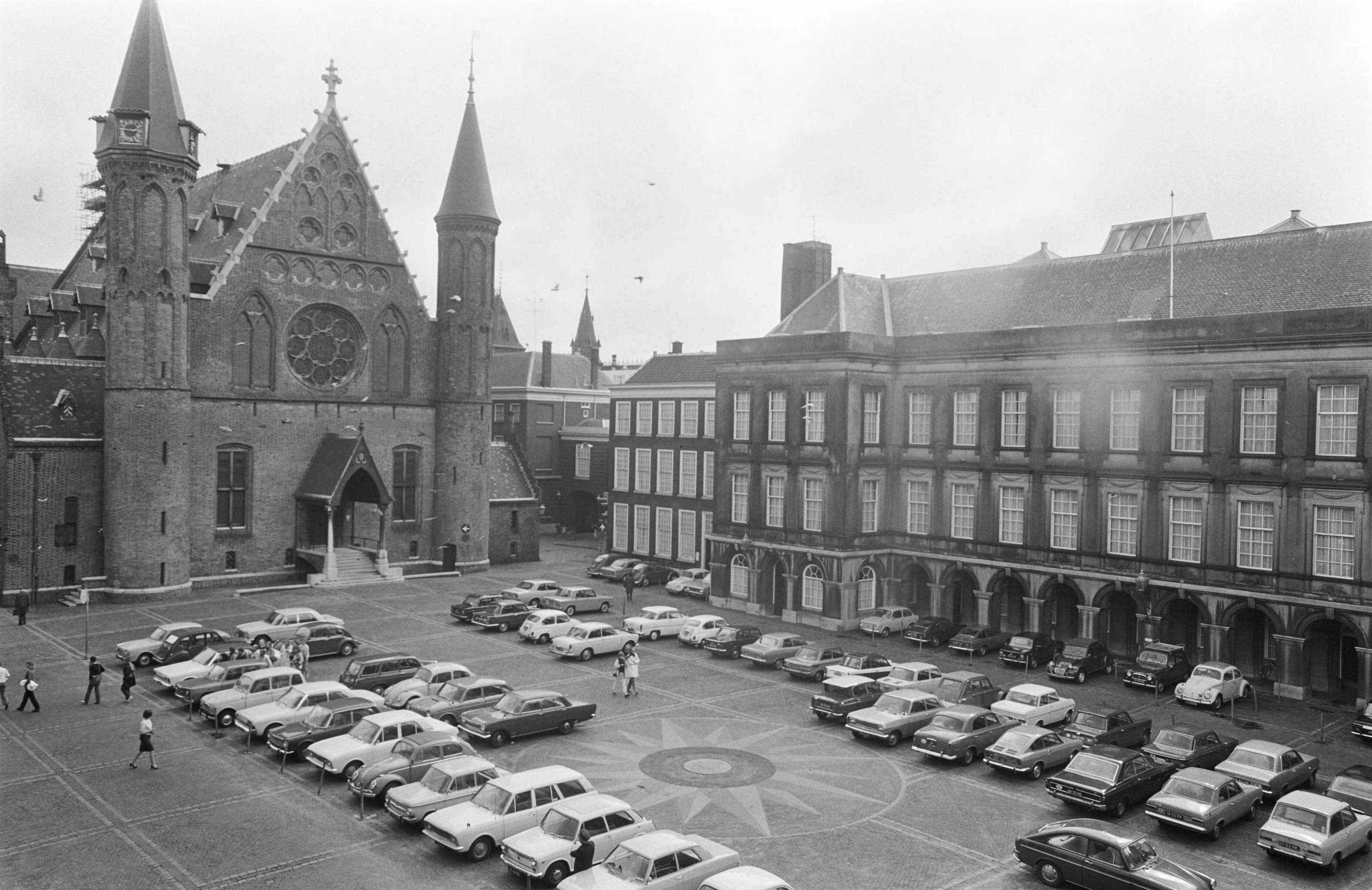 Fotocollectie Anefo — Overzicht Binnenhof Den Haag , ext.: nr 6 Ridderzaal en r. Tweede Kamer, nr. 8,9 Gebouw Tweede Kamer — Foto: Evers, Joost / Anefo. Licentie: Set B: Rechtenvrij / Publiek Domein. Bron: Nationaal Archief. http://hdl.handle.net/10648/ab77bc04-d0b4-102d-bcf8-003048976d84