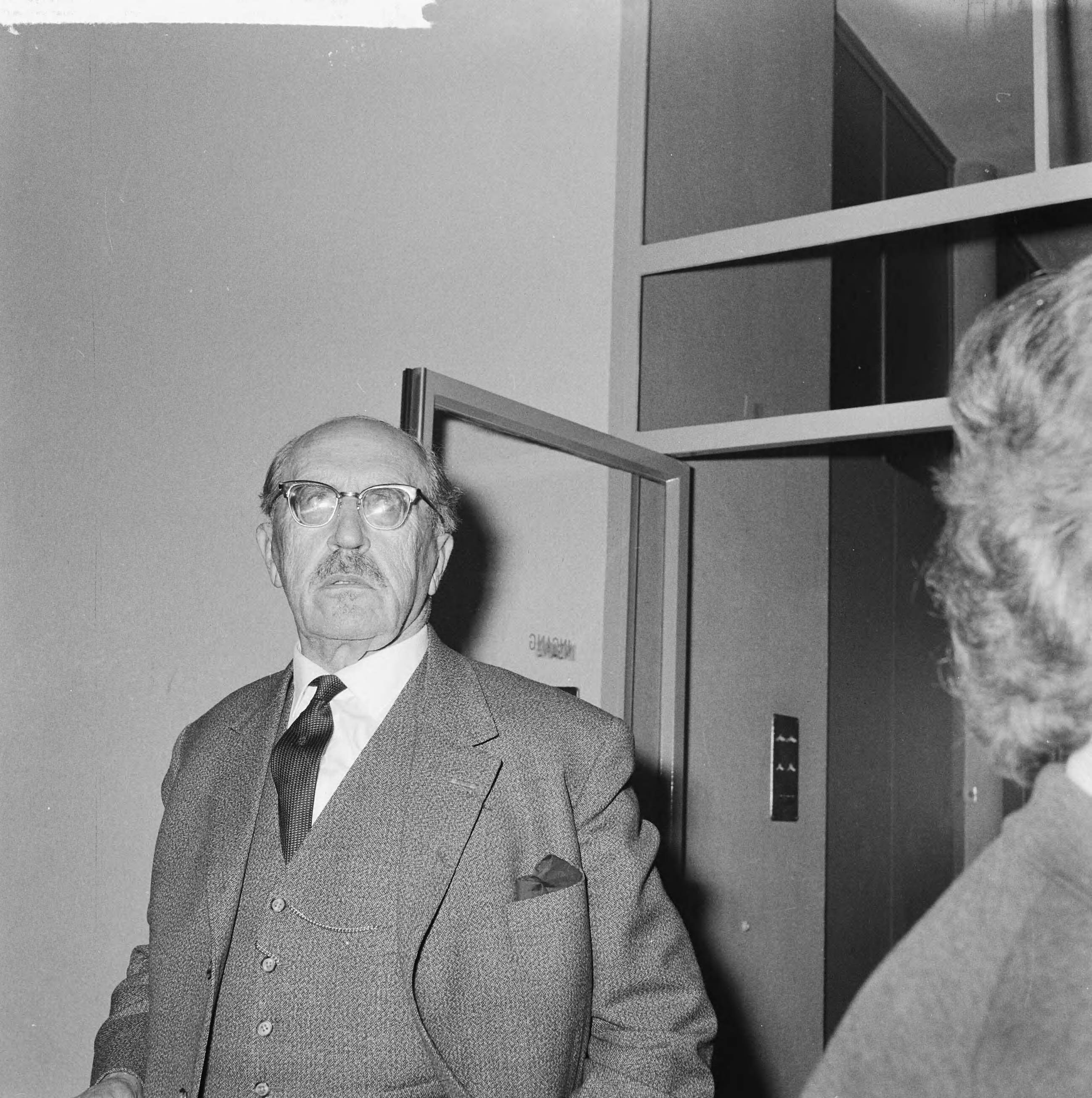 Fotocollectie Anefo — In de AVRO-studio te Hilversum werd een Algemene Bestuursvergadering van de AVRO gehouden — Foto: Nijs, Jac. de / Anefo. Licentie: Set B: Rechtenvrij / Publiek Domein. Bron: Nationaal Archief. http://hdl.handle.net/10648/aa1e0296-d0b4-102d-bcf8-003048976d84