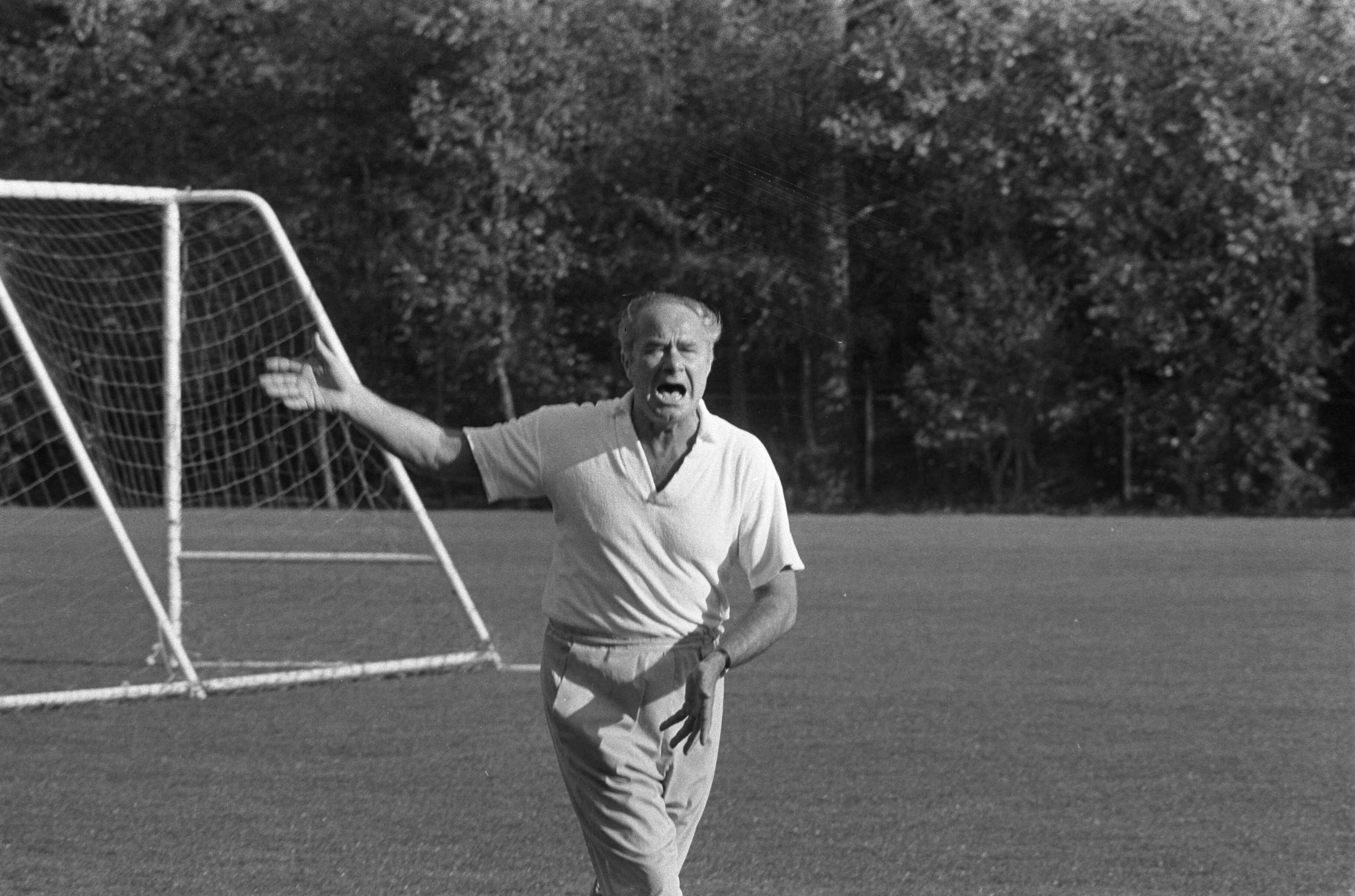 Fotocollectie Anefo — Nederlands elftal traint voor wedstrijd tegen DDR te Zeist — Foto: Evers, Joost / Anefo. Licentie: Set B: Rechtenvrij / Publiek Domein. Bron: Nationaal Archief. http://hdl.handle.net/10648/abd1e01c-d0b4-102d-bcf8-003048976d84