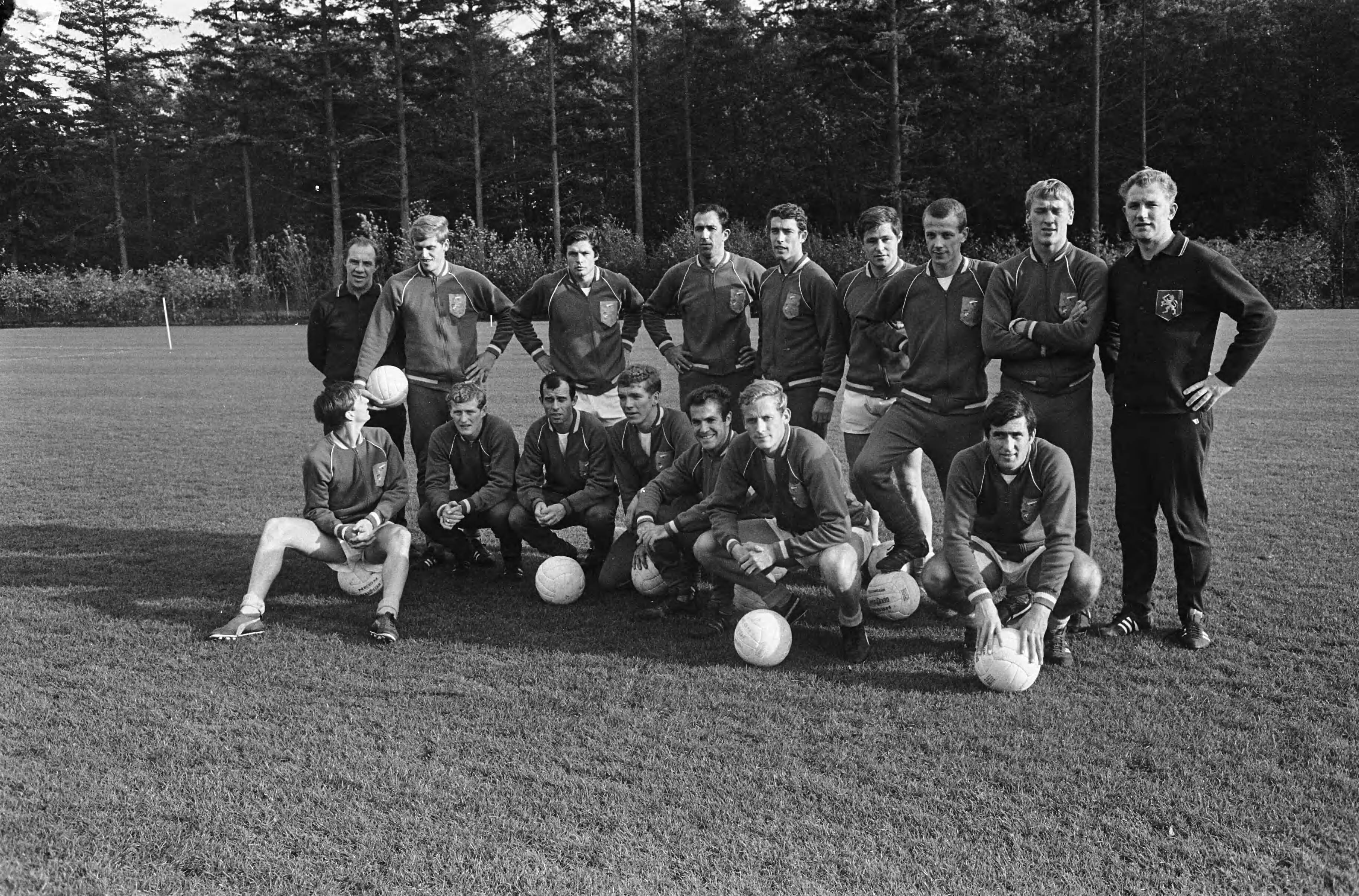 Fotocollectie Anefo — Training Nederlands elftal te Zeist. De geselecteerden bij elkaar — Foto: Koch, Eric / Anefo. Licentie: Set B: Rechtenvrij / Publiek Domein. Bron: Nationaal Archief. http://hdl.handle.net/10648/ab2b612e-d0b4-102d-bcf8-003048976d84