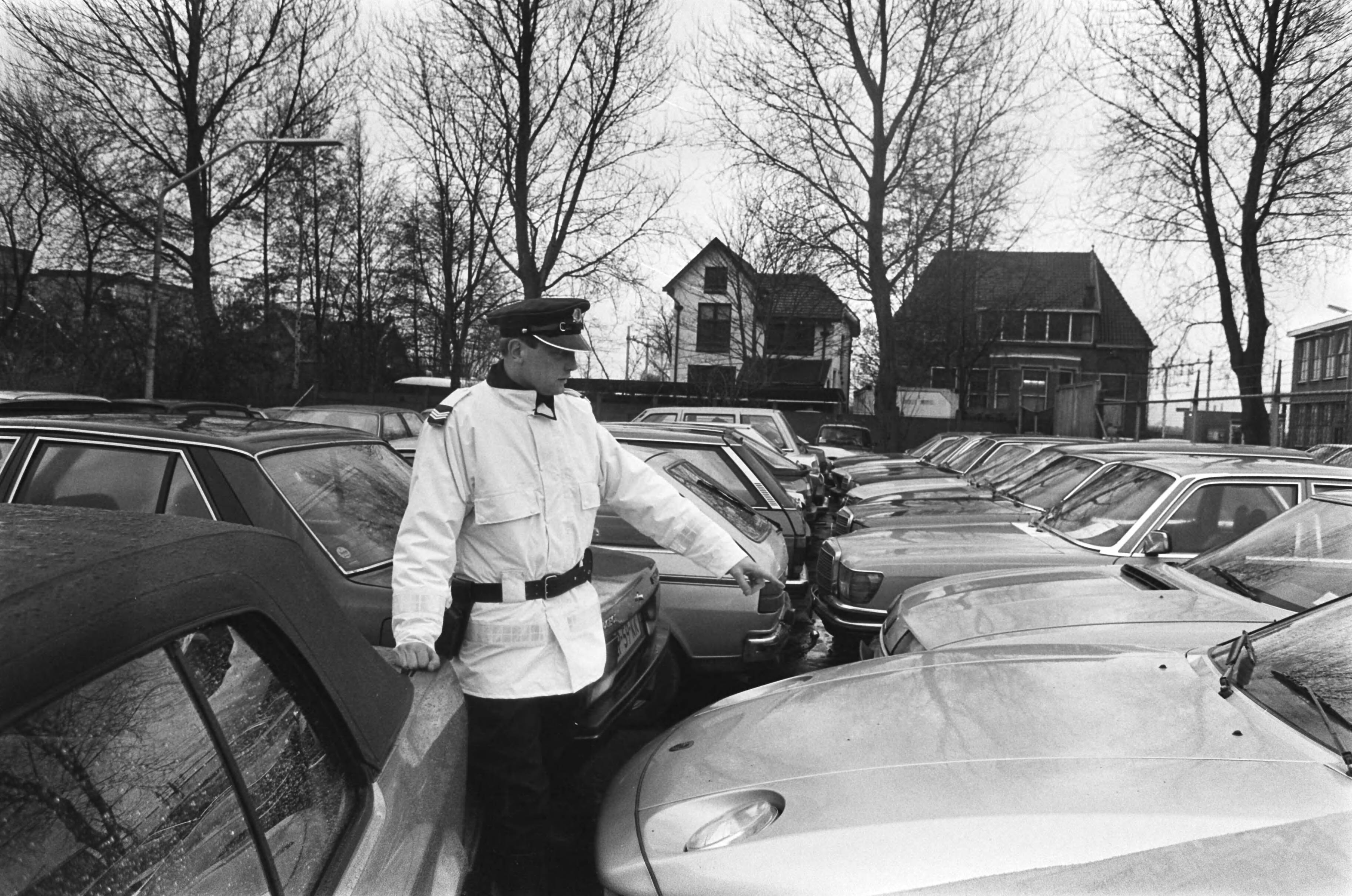 Fotocollectie Anefo — Grootscheepse zwendel in gestolen autos in Wormerveer; politieagent temidden van de gestolen autos — Foto: Molendijk, Bart / Anefo. Licentie: Set B: Rechtenvrij / Publiek Domein. Bron: Nationaal Archief. http://hdl.handle.net/10648/ad4ef826-d0b4-102d-bcf8-003048976d84