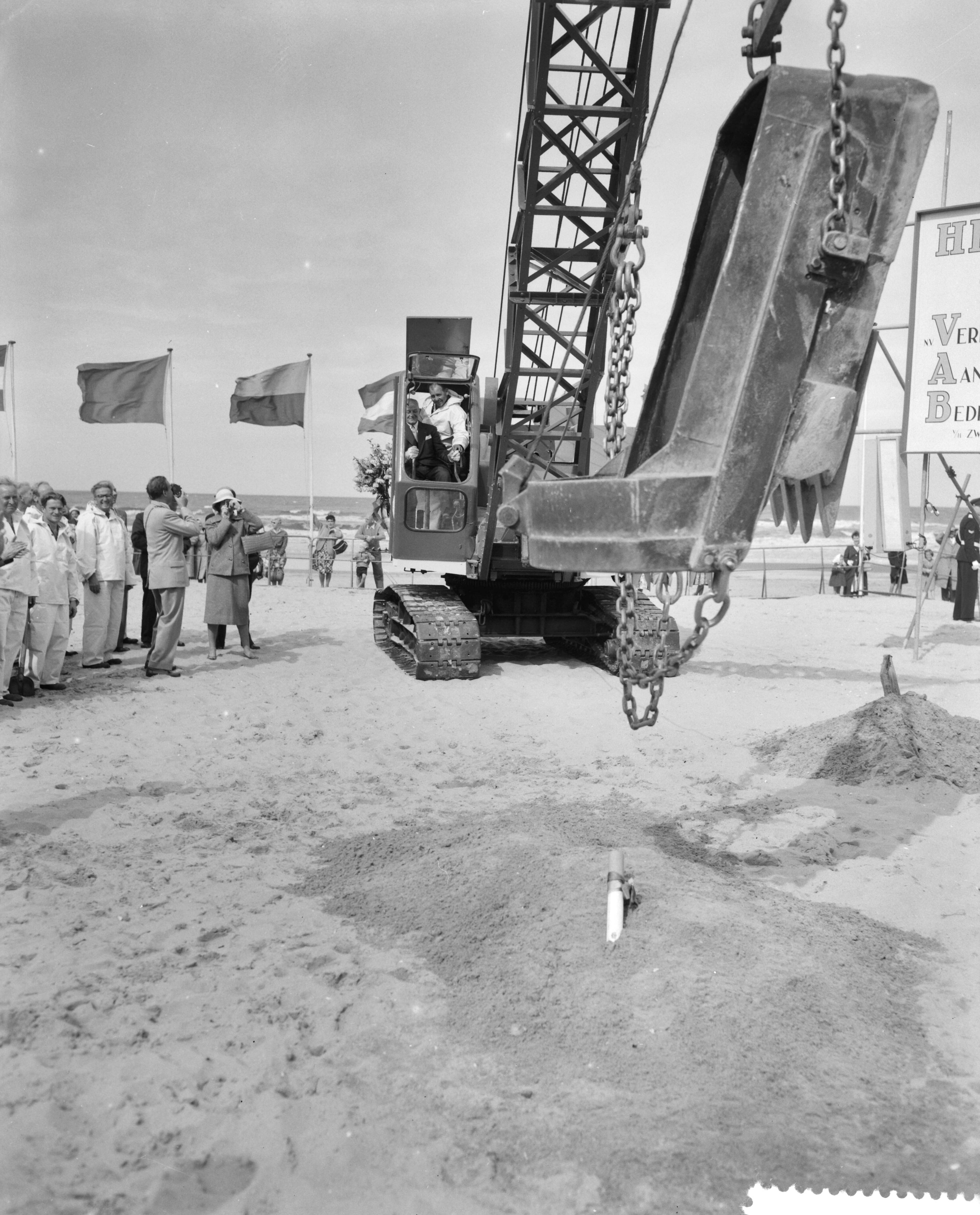 Fotocollectie Anefo — Burgemeester van Den Haag H.A.M.T. Kolfschoten geeft startsein voor de bouw van de nieuwe pier te Scheveningen — Foto: Behrens, Herbert F. / Anefo. Licentie: Set B: Rechtenvrij / Publiek Domein. Bron: Nationaal Archief. http://hdl.handle.net/10648/a99dbcf8-d0b4-102d-bcf8-003048976d84