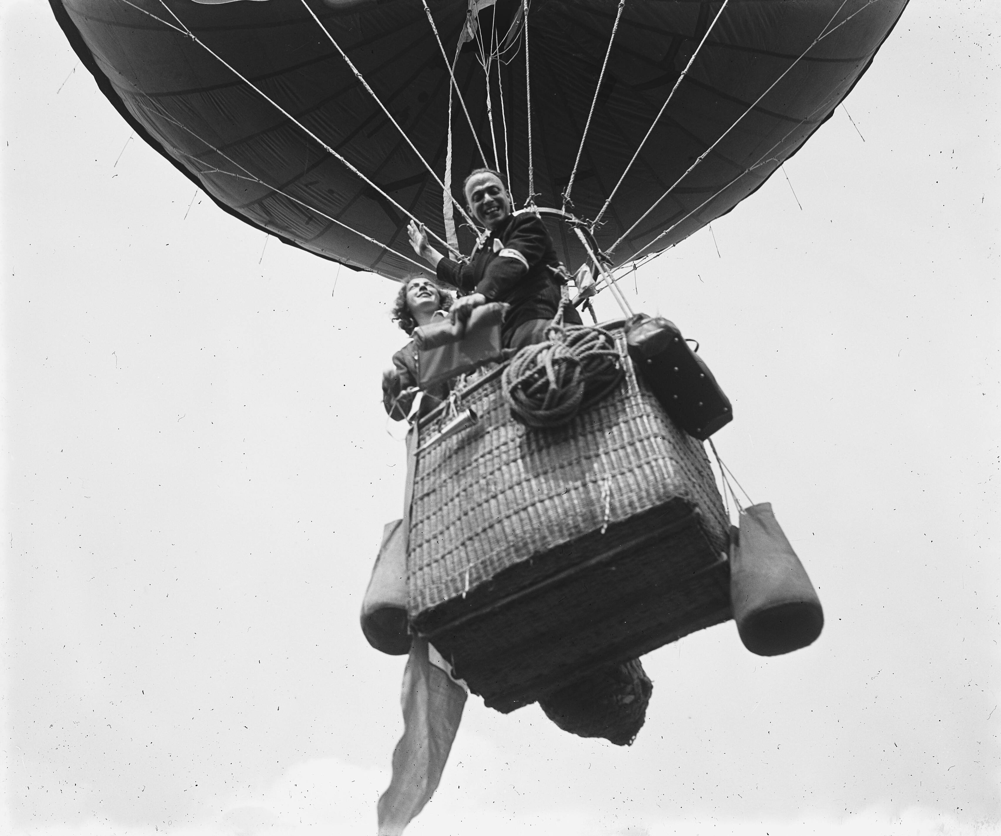 Fotocollectie Anefo — Vliegfeest Soesterberg. Ballonopstijging — Foto: Noske, J.D. / Anefo. Licentie: Set B: Rechtenvrij / Publiek Domein. Bron: Nationaal Archief. http://hdl.handle.net/10648/a8b80ef6-d0b4-102d-bcf8-003048976d84