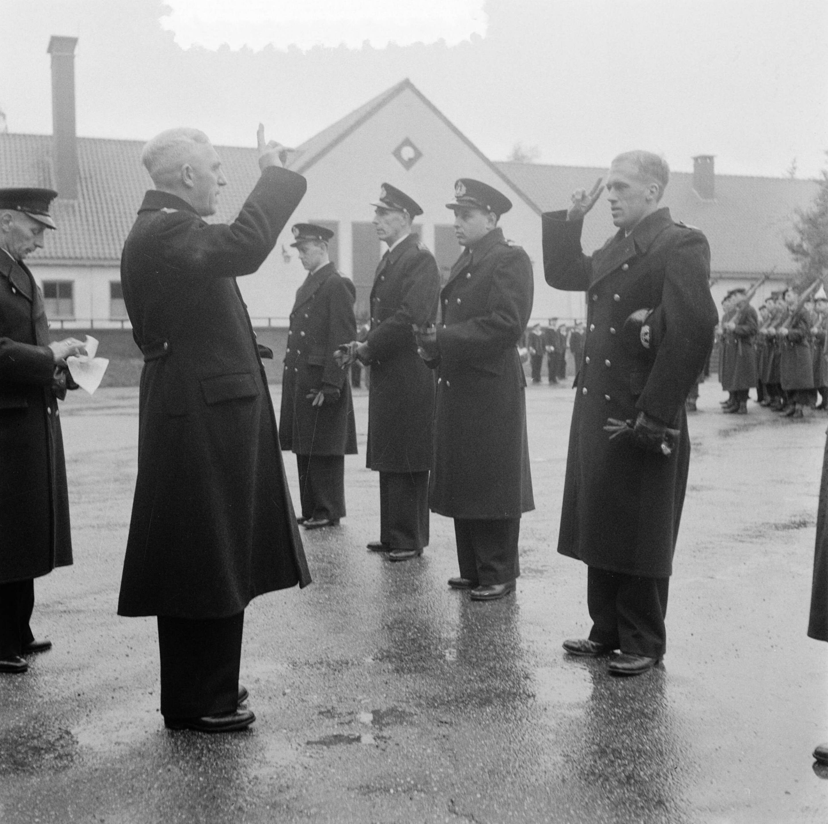 Beëdiging van marineofficieren op het MOC te Hilversum — Foto: Pot, Harry / Anefo. — Licentie: Set B: Rechtenvrij / Publiek Domein. Bron: Nationaal Archief. http://hdl.handle.net/10648/a9011510-d0b4-102d-bcf8-003048976d84