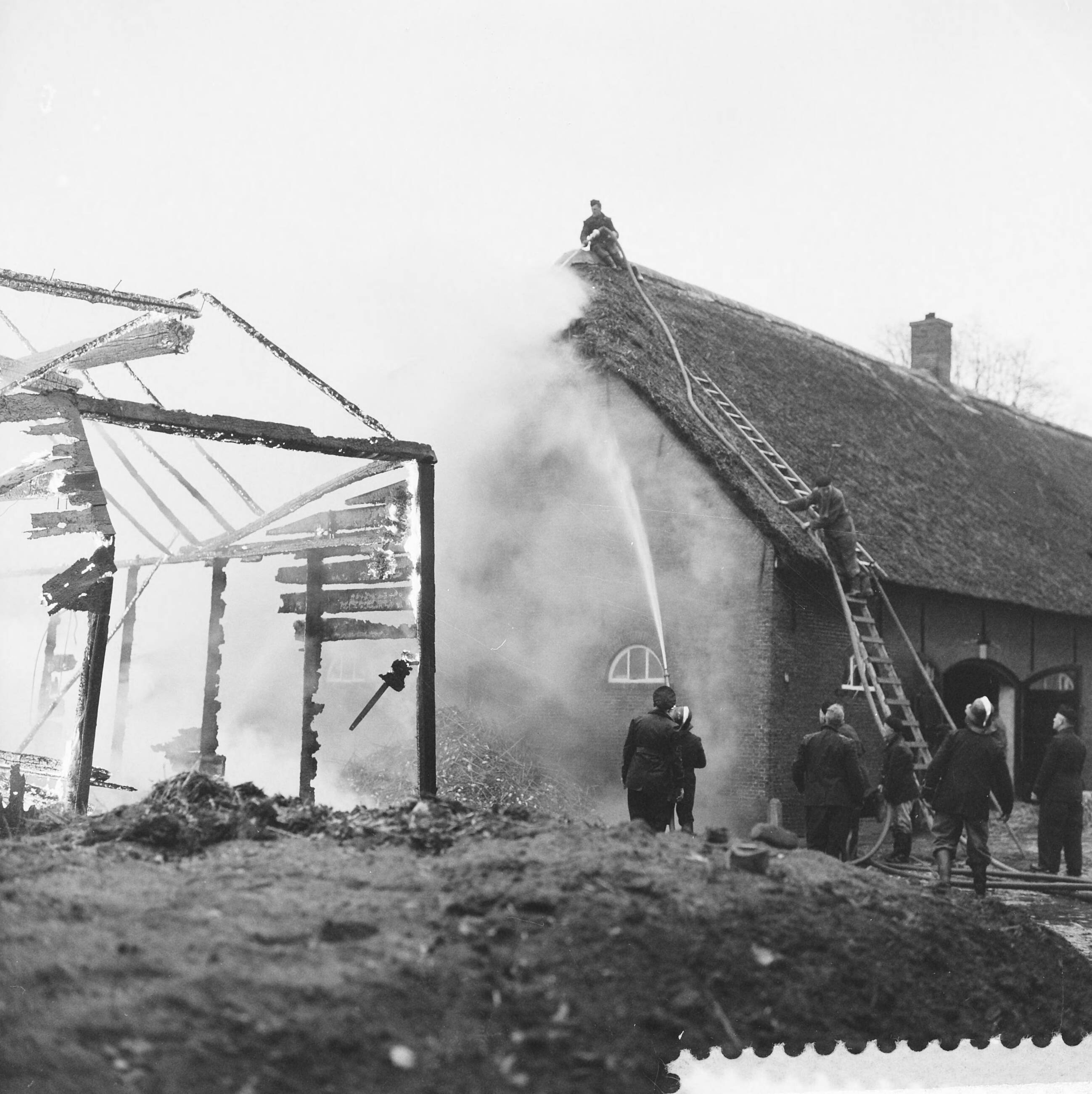 Fotocollectie Anefo — Brand in Teteringen bij Breda in een boerderij — Foto: Chabot, Hans / Anefo. Licentie: Set B: Rechtenvrij / Publiek Domein. Bron: Nationaal Archief. http://hdl.handle.net/10648/a9a46328-d0b4-102d-bcf8-003048976d84