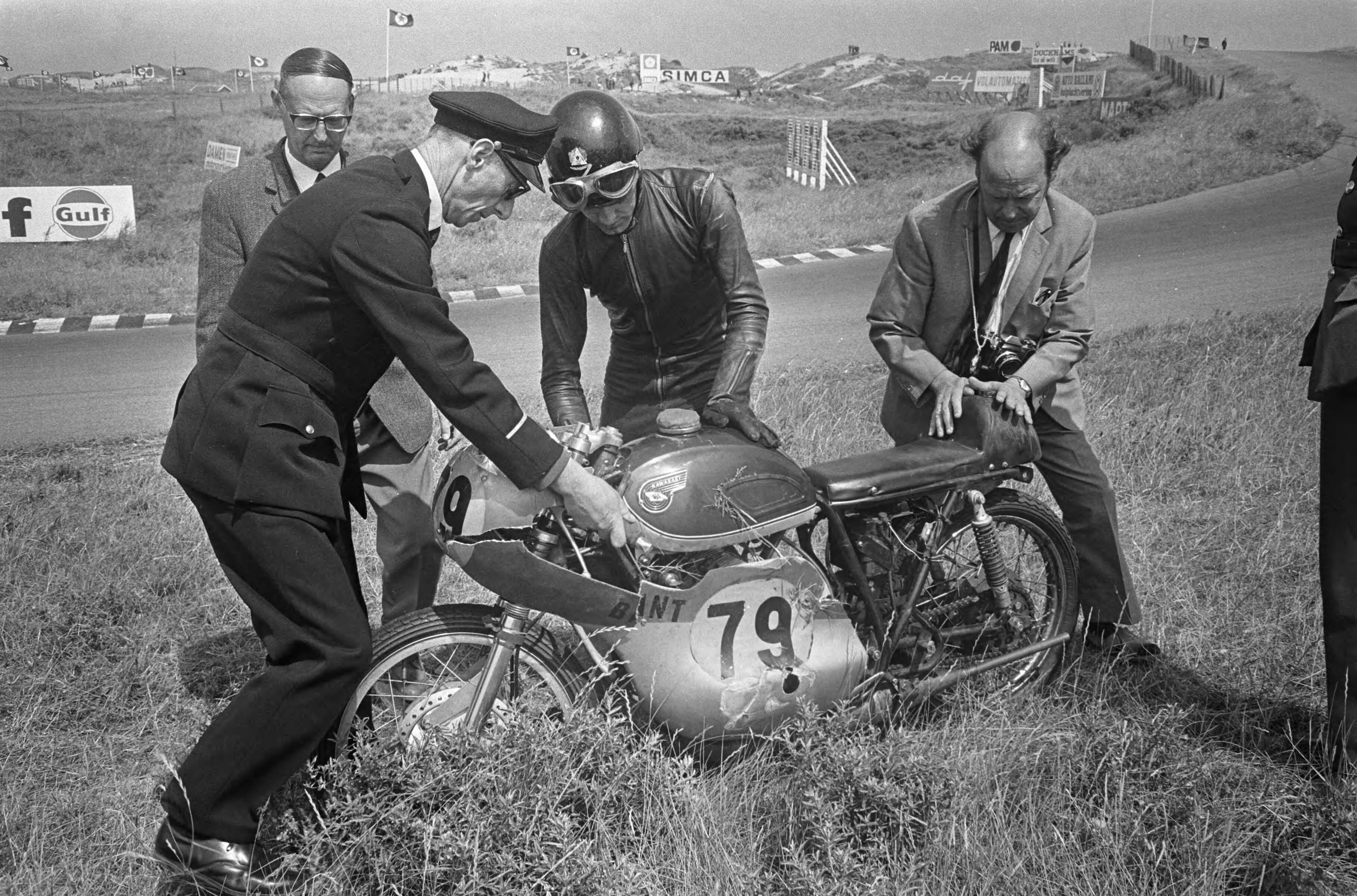 Fotocollectie Anefo — Motorraces Zandvoort. Paul Lodewijkx kwam te vallen in 250cc klasse — Foto: Koch, Eric / Anefo. Licentie: Set B: Rechtenvrij / Publiek Domein. Bron: Nationaal Archief. http://hdl.handle.net/10648/ab477aee-d0b4-102d-bcf8-003048976d84