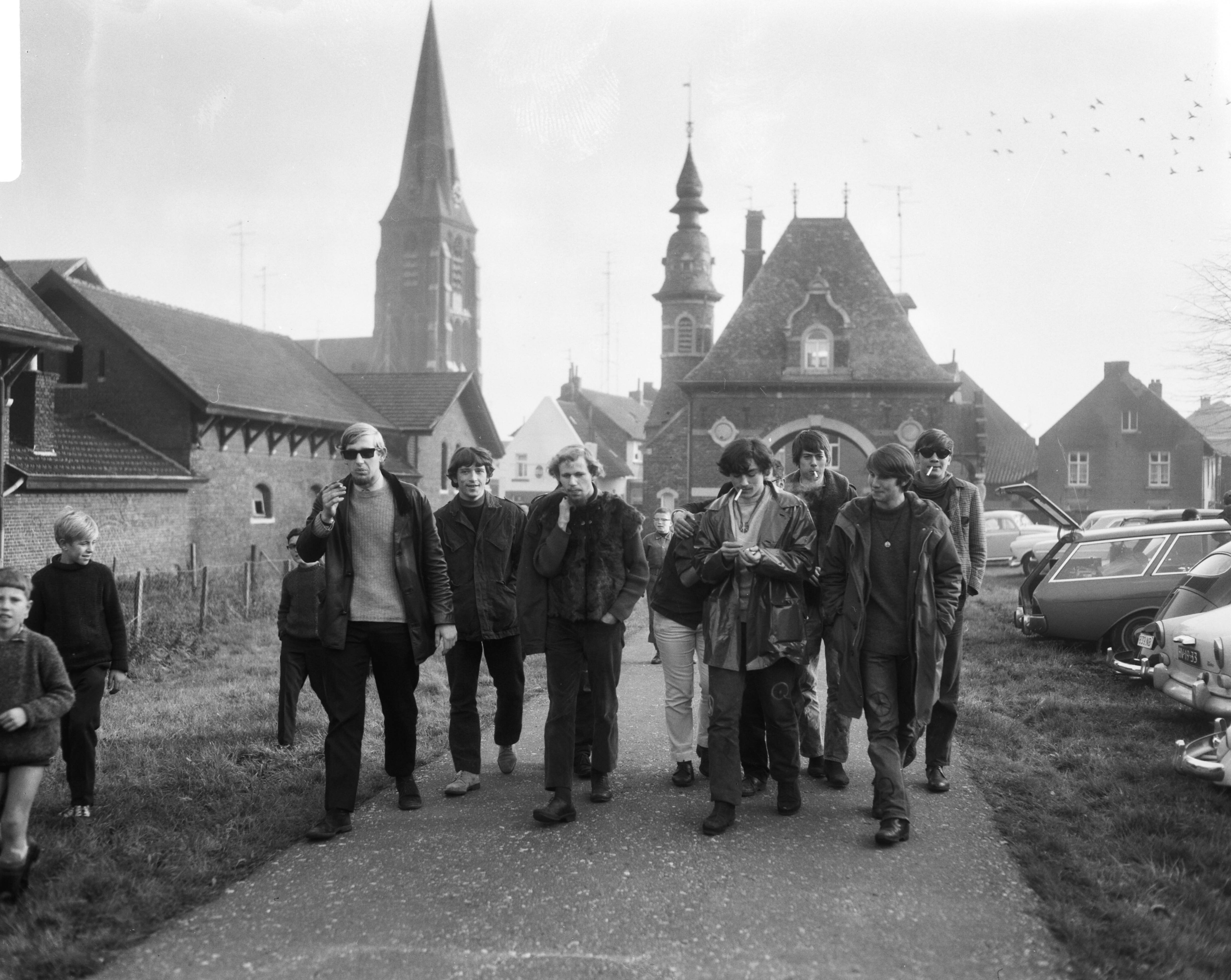 Provo's houden internationaal concilie in kasteel Borgharen te Maastricht — Een groep provo's wandelt door Borgharen — Foto: Bilsen, Joop van / Anefo. Licentie: Set B: Rechtenvrij / Publiek Domein. Bron: Nationaal Archief. http://hdl.handle.net/10648/ab04d5d6-d0b4-102d-bcf8-003048976d84