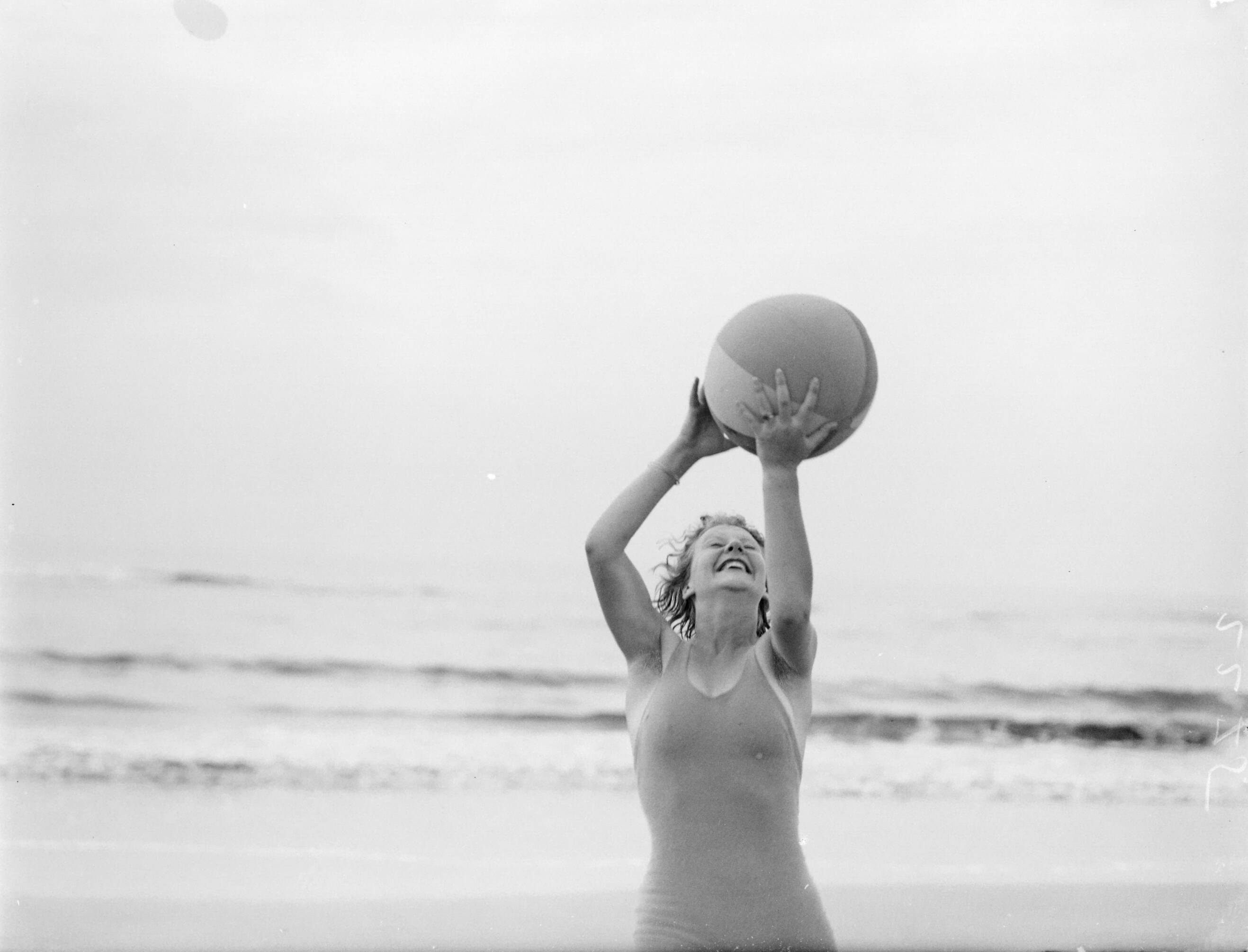 Reportage fotomodel — Eva Waldschmidt speelt met een bal op het strand — Foto: Poll, Willem van de. Licentie: Set B: Rechtenvrij / Publiek Domein. Bron: Nationaal Archief. http://hdl.handle.net/10648/aea80690-d0b4-102d-bcf8-003048976d84