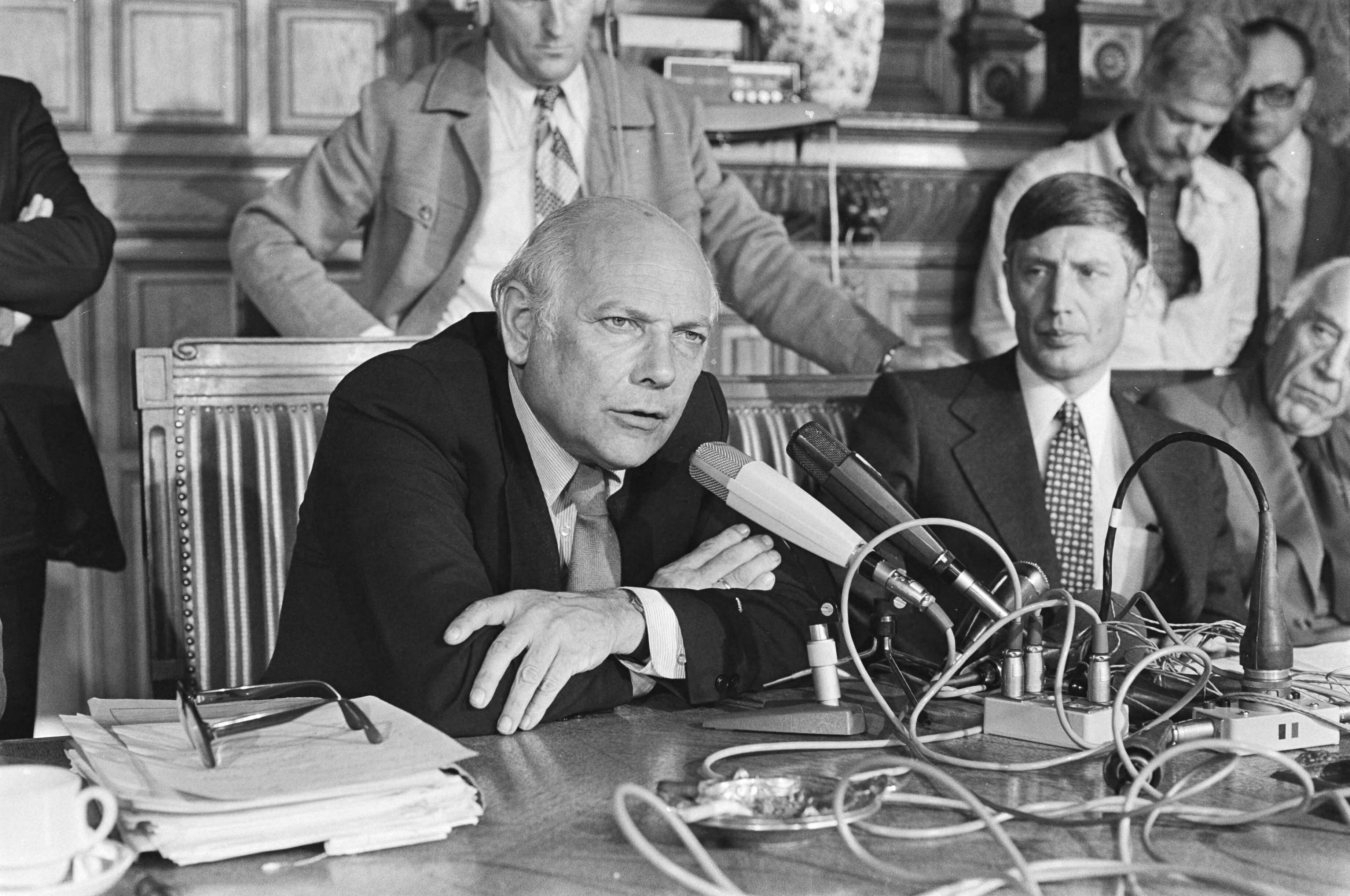 Fotocollectie Anefo — Persconferentie Den Haag met Den Uyl en Van Agt ; Den Uyl (l) en Van Agt — Foto: Croes, Rob C. / Anefo. Licentie: Set B: Rechtenvrij / Publiek Domein. Bron: Nationaal Archief. http://hdl.handle.net/10648/ac9da24c-d0b4-102d-bcf8-003048976d84