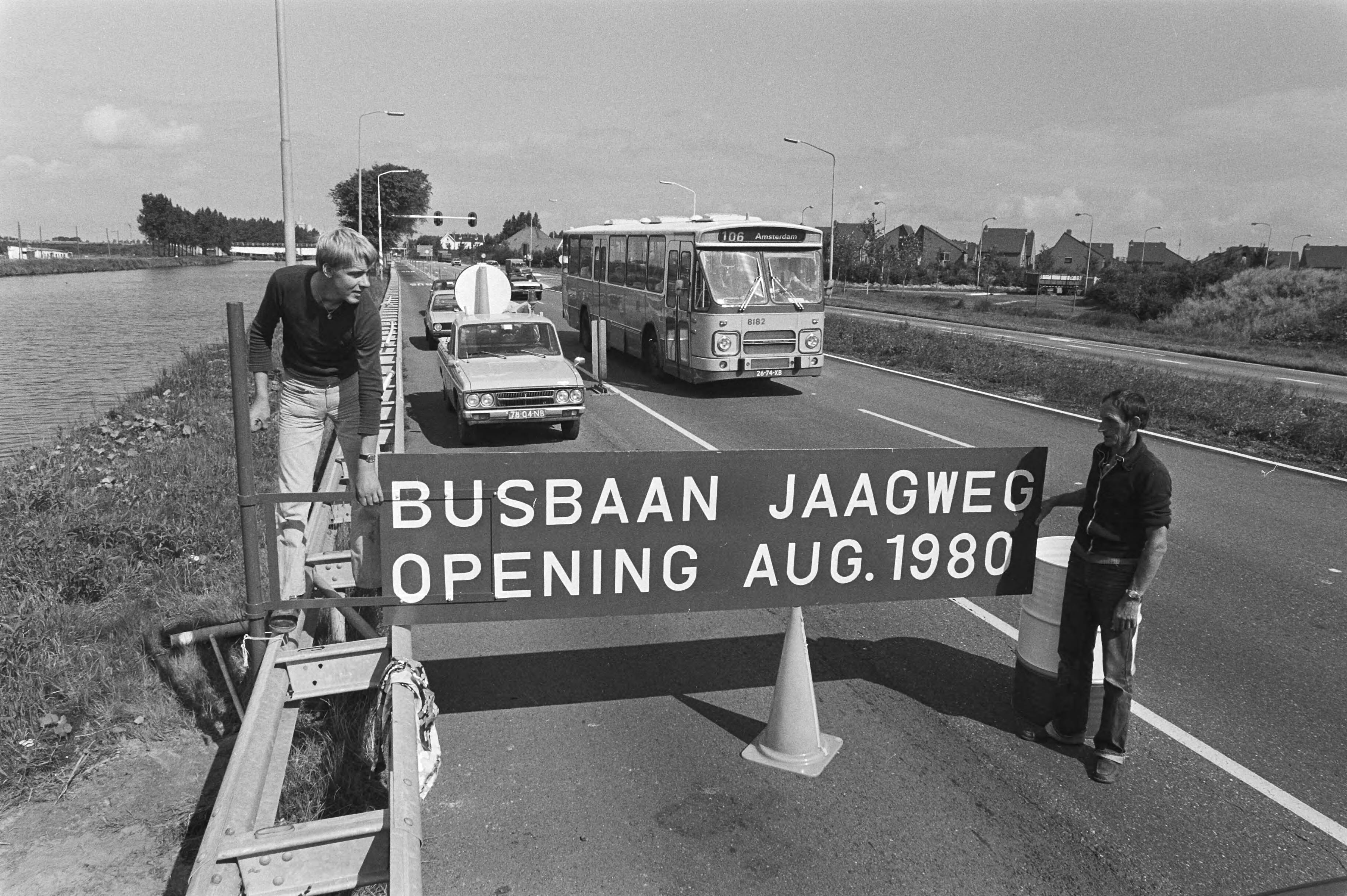 Fotocollectie Anefo — Vrije busbaan tussen Purmerend en Ilpendam, wegwerkers leggen de laatste hand aan de werkzaamheden — Foto: Antonisse, Marcel / Anefo. Licentie: Set B: Rechtenvrij / Publiek Domein. Bron: Nationaal Archief. http://hdl.handle.net/10648/ace64a4c-d0b4-102d-bcf8-003048976d84
