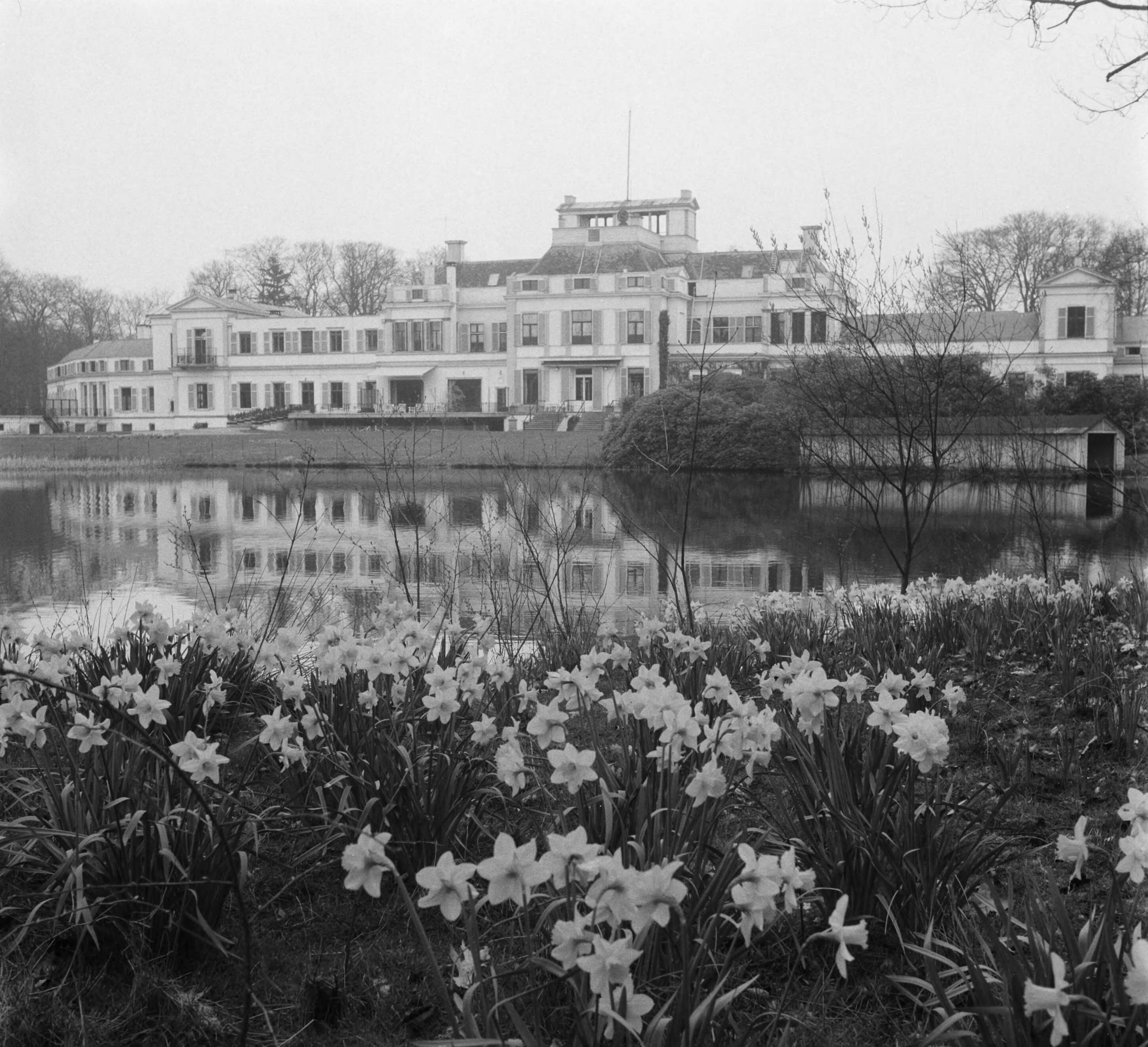 Soestijd. Padvindersactie "Heitje voor een Karweitje" — Paleis Soestdijk (achterzijde) — Foto: Noske, J.D. / Anefo. Licentie: Set B: Rechtenvrij / Publiek Domein. Bron: Nationaal Archief. http://hdl.handle.net/10648/a8f7fd36-d0b4-102d-bcf8-003048976d84