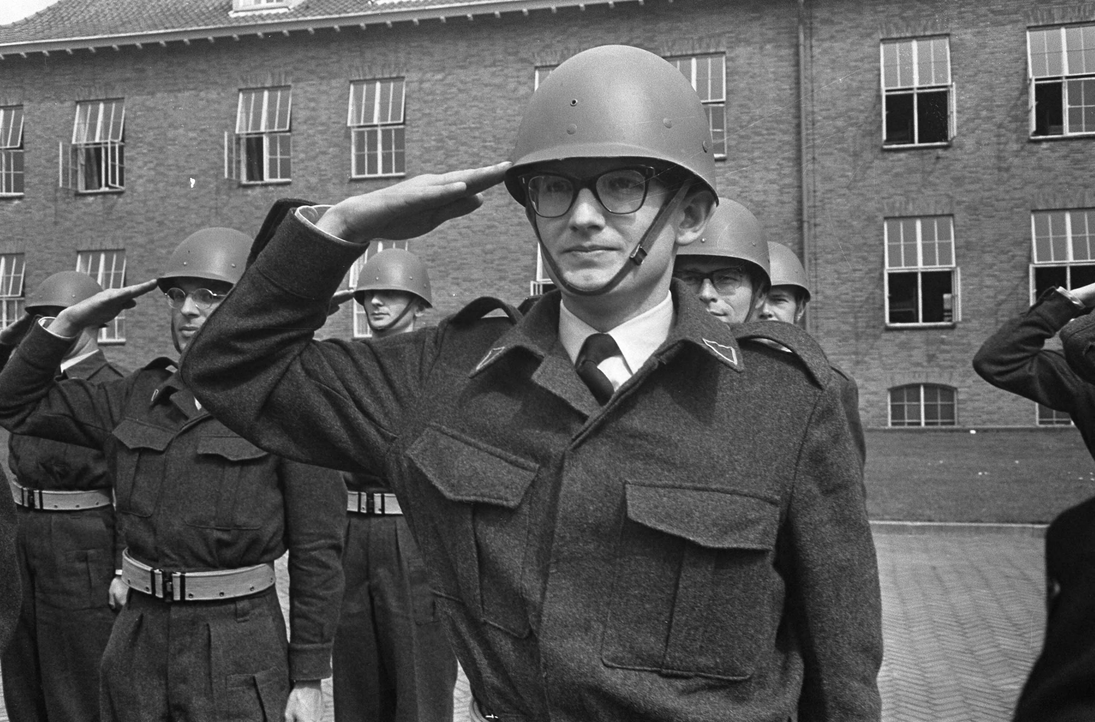 Fotocollectie Anefo — Mr. Pieter van Vollenhoven in militaire dienst bij de luchtmacht in Breda, mr. Pieter salueert — Foto: Koch, Eric / Anefo. Licentie: Set B: Rechtenvrij / Publiek Domein. Bron: Nationaal Archief. http://hdl.handle.net/10648/aae7773e-d0b4-102d-bcf8-003048976d84