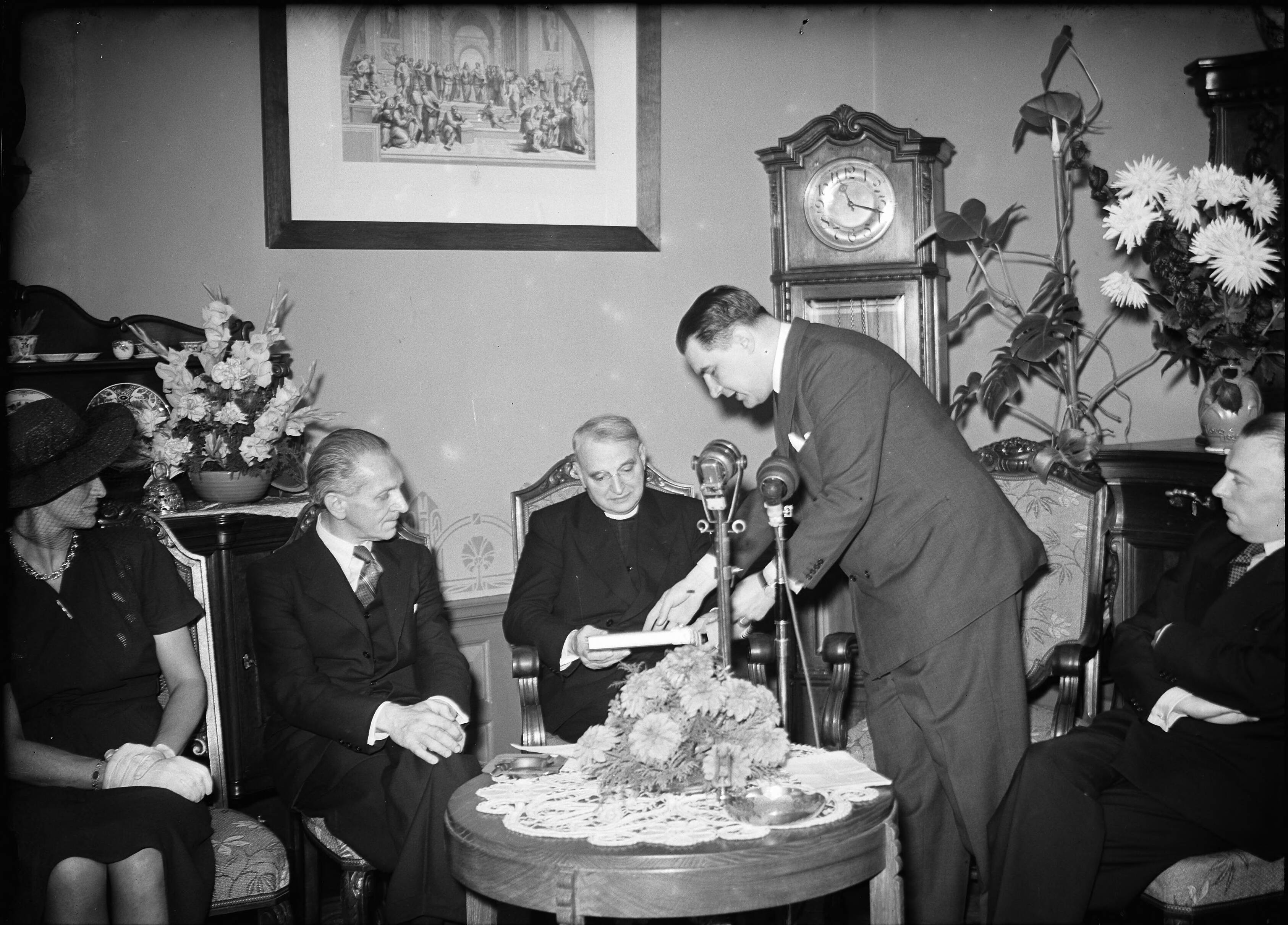 Fotocollectie Anefo — Pater Henri de Greeve wordt gedecoreerd door minister Sassen — Foto: Oorschot, […] van / Anefo. Licentie: Set B: Rechtenvrij / Publiek Domein. Bron: Nationaal Archief. http://hdl.handle.net/10648/a8bb53b8-d0b4-102d-bcf8-003048976d84