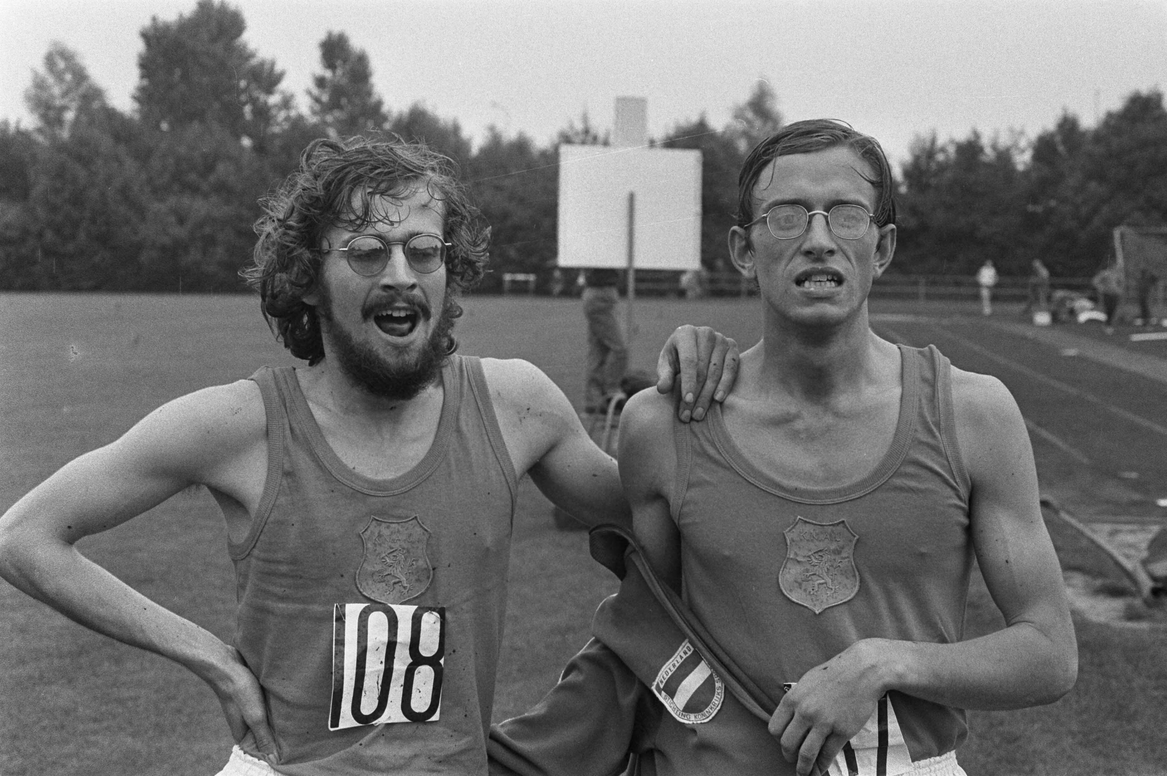 Fotocollectie Anefo — Atletiek Nederland tegen Denemarken in Groningen; 9, 10: links Theo Middelkoop , rechts Sjef Hensgens, 12: E. Nijstad — Foto: Verhoeff, Bert / Anefo. Licentie: Set B: Rechtenvrij / Publiek Domein. Bron: Nationaal Archief. http://hdl.handle.net/10648/aba06b36-d0b4-102d-bcf8-003048976d84
