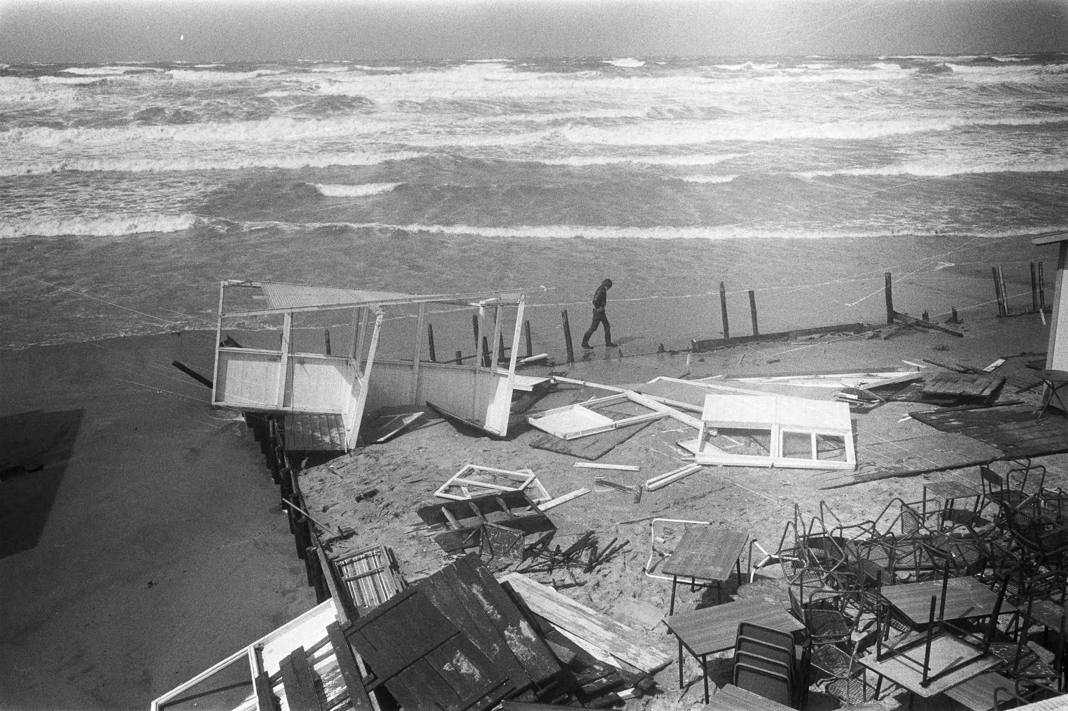 Stormschade aan strandtenten te Scheveningen — Brokstukken van de strandten verspreid over het strand — Foto: Fotograaf Onbekend / Anefo. Licentie: Set B: Rechtenvrij / Publiek Domein. Bron: Nationaal Archief. http://hdl.handle.net/10648/ab958d4c-d0b4-102d-bcf8-003048976d84