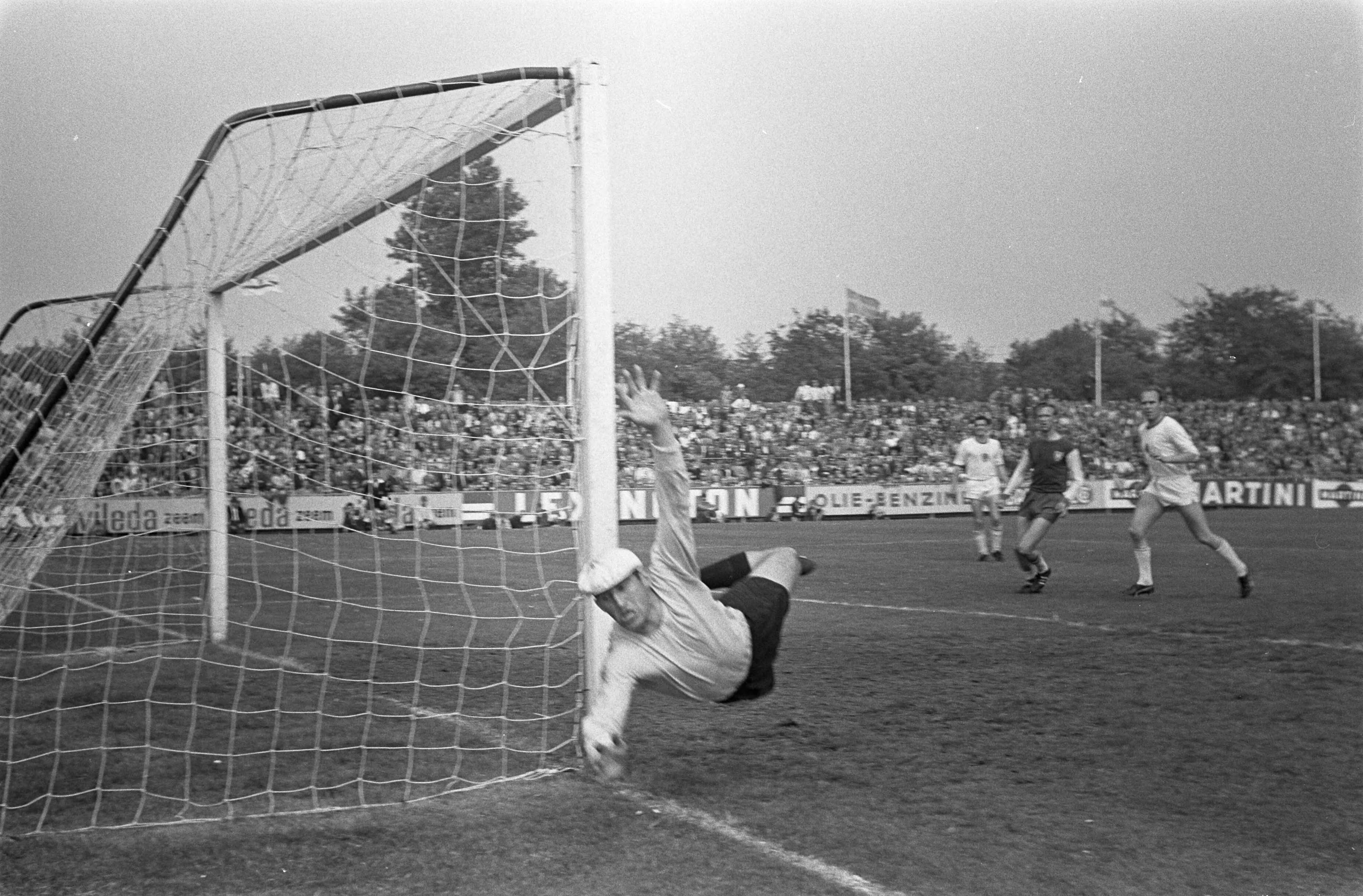 Fotocollectie Anefo — Haarlem tegen Helmond Sport 3-0, Haarlem naar de eredivisie spelmoment — Foto: Evers, Joost / Anefo. Licentie: Set B: Rechtenvrij / Publiek Domein. Bron: Nationaal Archief. http://hdl.handle.net/10648/ab6c5af8-d0b4-102d-bcf8-003048976d84