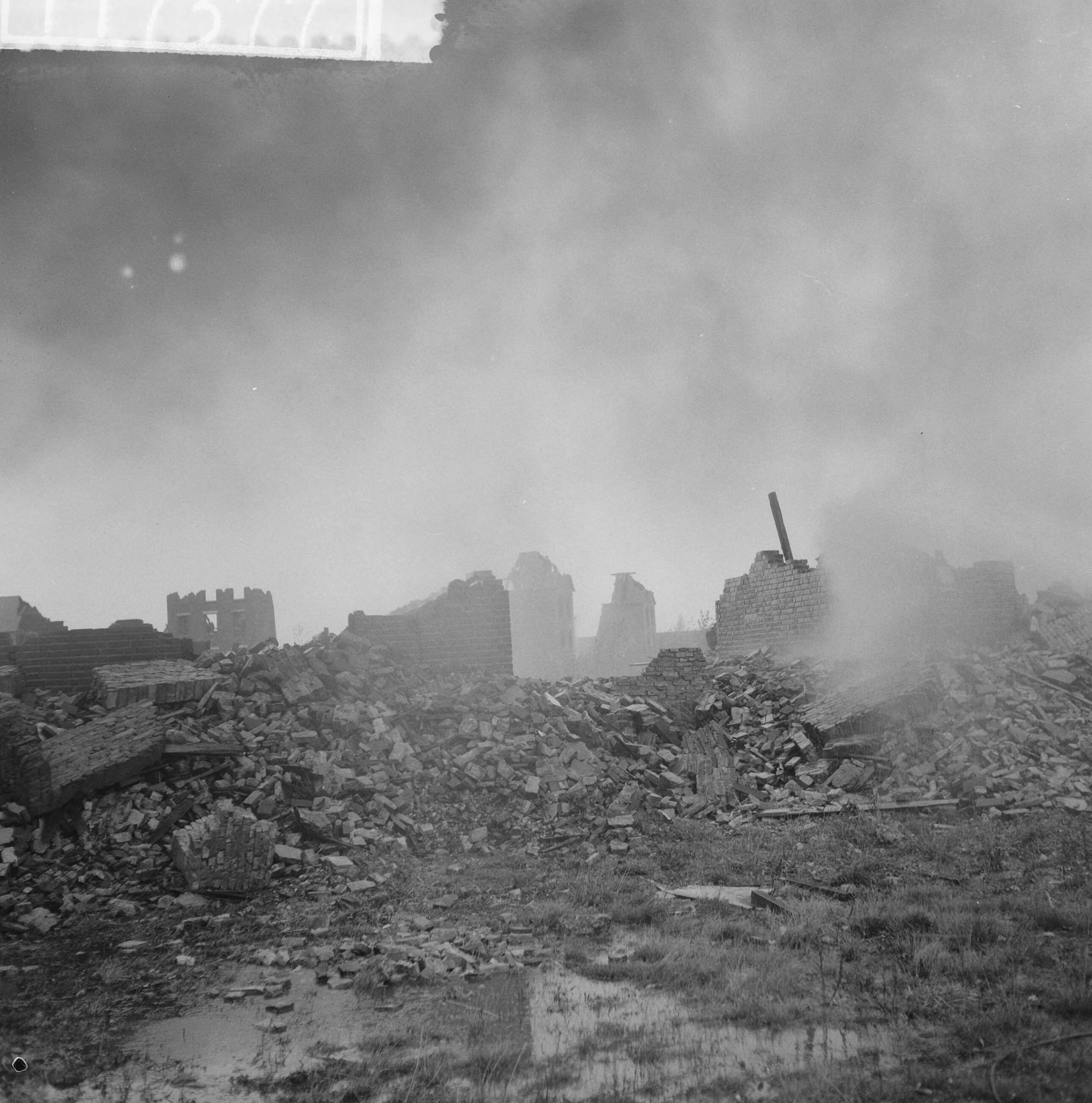 Fotocollectie Anefo — Oefening Korps Mobiele Colonnes in kamp Crailo bij Laren (N.H.), overzicht ruinedorp (opdracht Trouw) — Foto: Lindeboom, Henk / Anefo. Licentie: Set B: Rechtenvrij / Publiek Domein. Bron: Nationaal Archief. http://hdl.handle.net/10648/a9bdbd50-d0b4-102d-bcf8-003048976d84