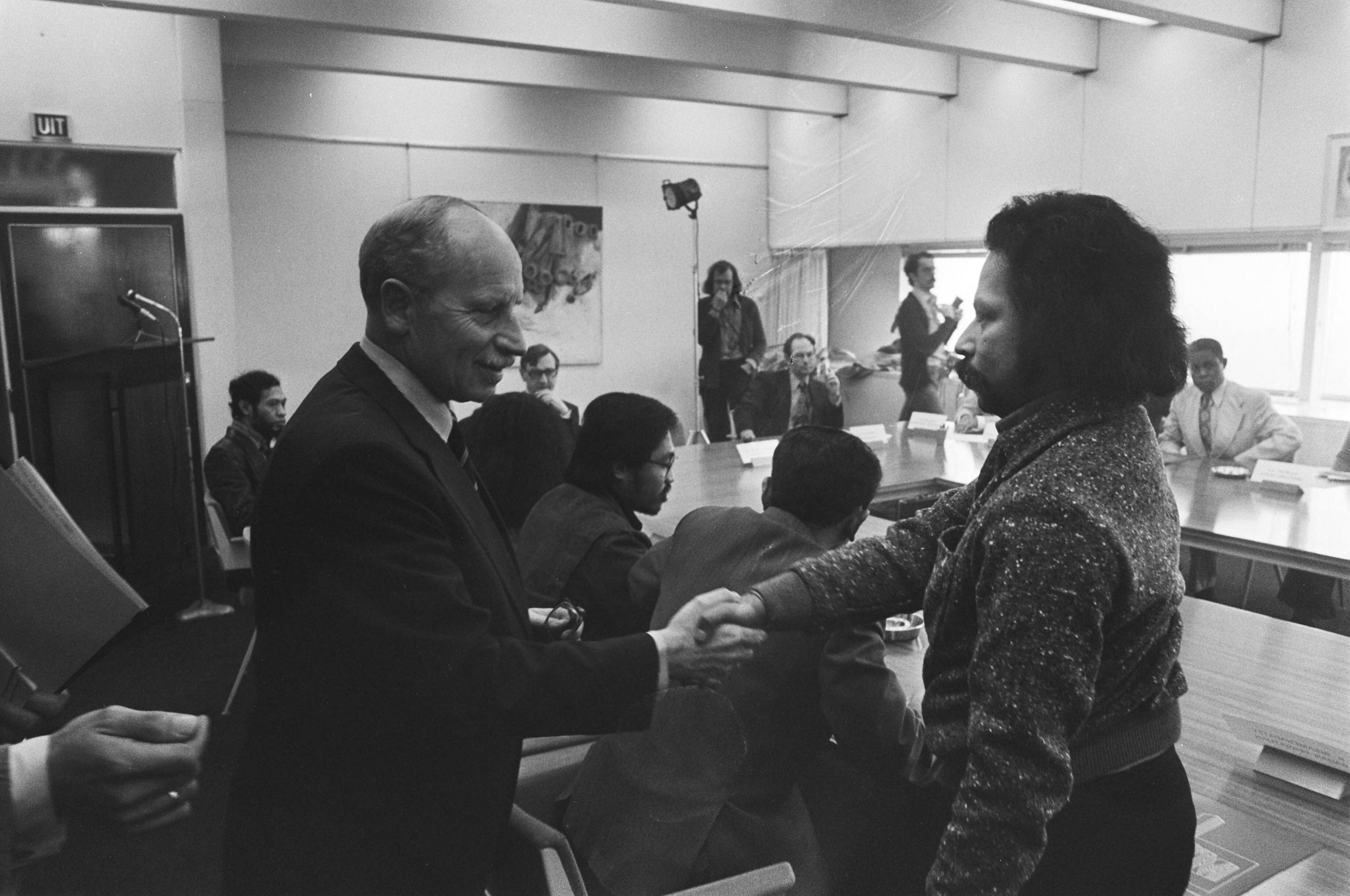 Fotocollectie Anefo — Moluks Inspraakorgaan geinstalleerd door minister Van Doorn op CRM (Rijswijk); Van Doorn begroet leden van het orgaan — Foto: Croes, Rob C. / Anefo. Licentie: Set B: Rechtenvrij / Publiek Domein. Bron: Nationaal Archief. http://hdl.handle.net/10648/ac7df17c-d0b4-102d-bcf8-003048976d84