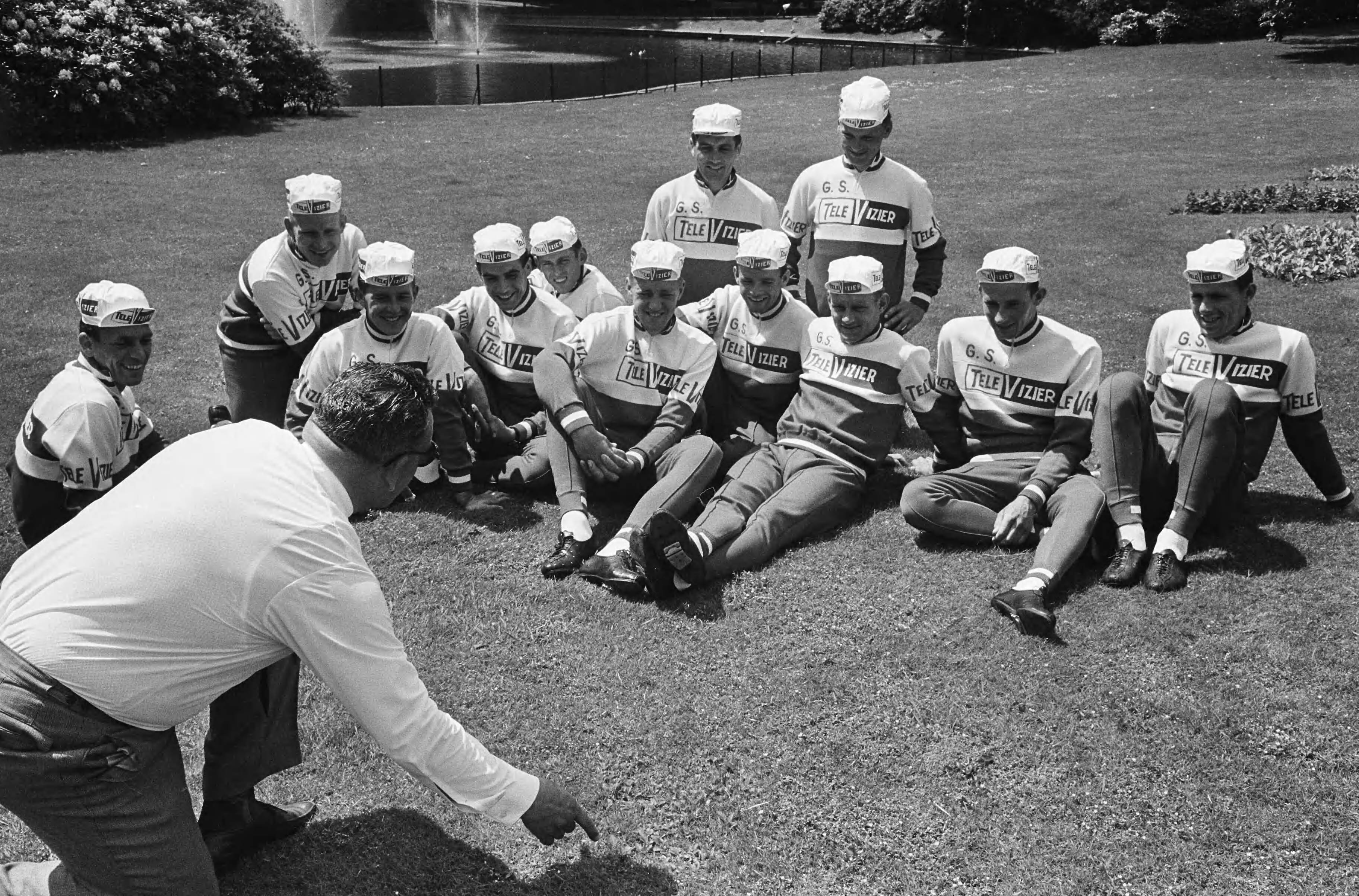 Fotocollectie Anefo — Persconferentie Tour de France ploeg in Breda — Foto: Pot, Harry / Anefo. Licentie: Set B: Rechtenvrij / Publiek Domein. Bron: Nationaal Archief. http://hdl.handle.net/10648/aa6c76d8-d0b4-102d-bcf8-003048976d84