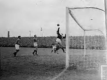 Fotocollectie Anefo — Voetbal. Halve finale KNVB-beker. ADO tegen Fortuna '54 1-2. Spelmoment — Foto: Behrens, Herbert F. / Anefo. Licentie: Set B: Rechtenvrij / Publiek Domein. Bron: Nationaal Archief. http://hdl.handle.net/10648/a960fac0-d0b4-102d-bcf8-003048976d84