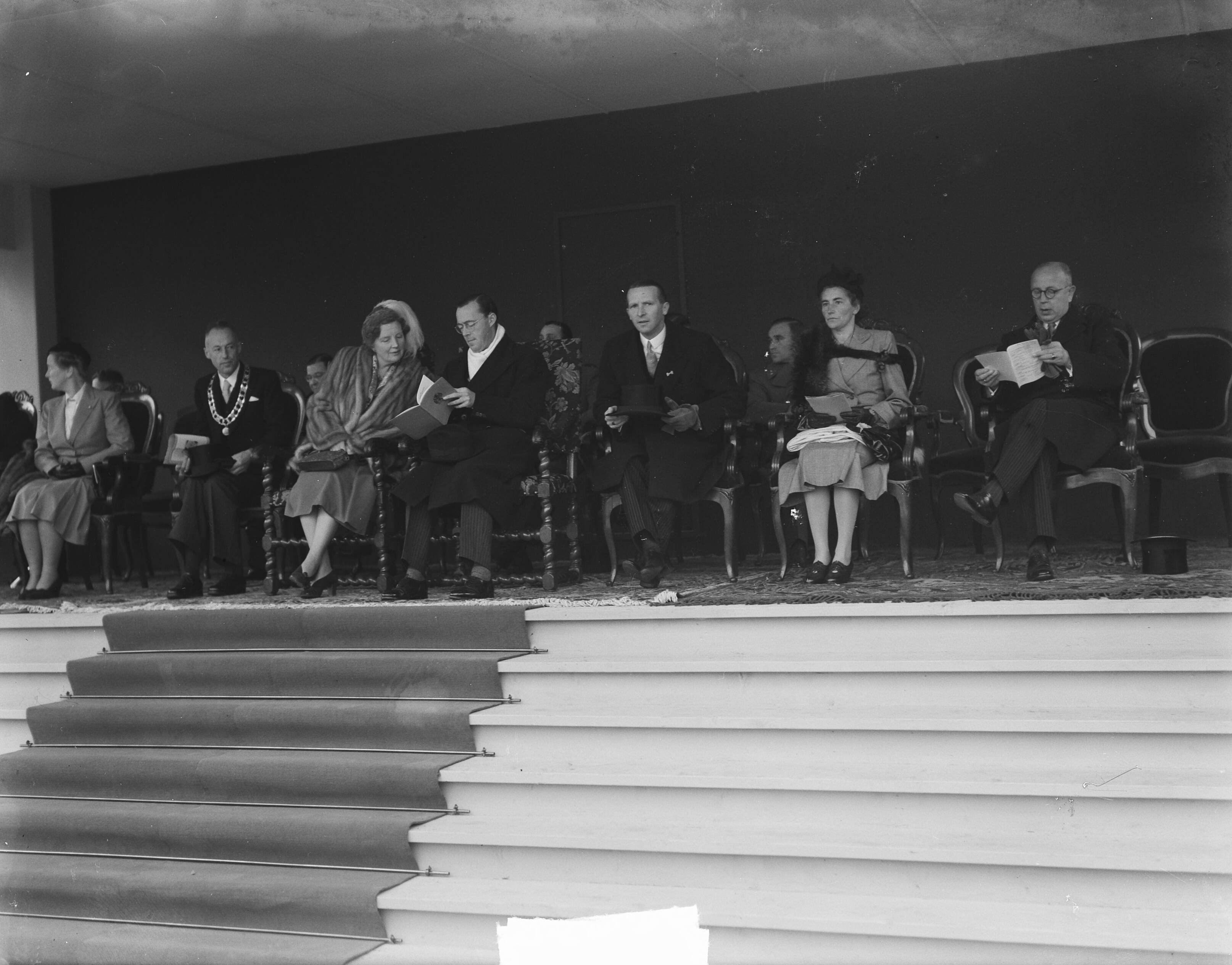 Koninklijk bezoek aan Friesland (1950) — Bezoek koningin Juliana en prins Bernhard aan Friesland. Op het bordes van het Paleis van Justitie aan het Zaailand te Leeuwarden. Links de burgemeester van Leeuwarden, A.A.M. van der Meulen. Naast prins Bernhard de Commissaris der Koningin in Friesland, mr. H.P. Linthorst Homan — Foto: Noske, J.D. / Anefo. Licentie: Set B: Rechtenvrij / Publiek Domein. Bron: Nationaal Archief. http://hdl.handle.net/10648/a8dfd026-d0b4-102d-bcf8-003048976d84
