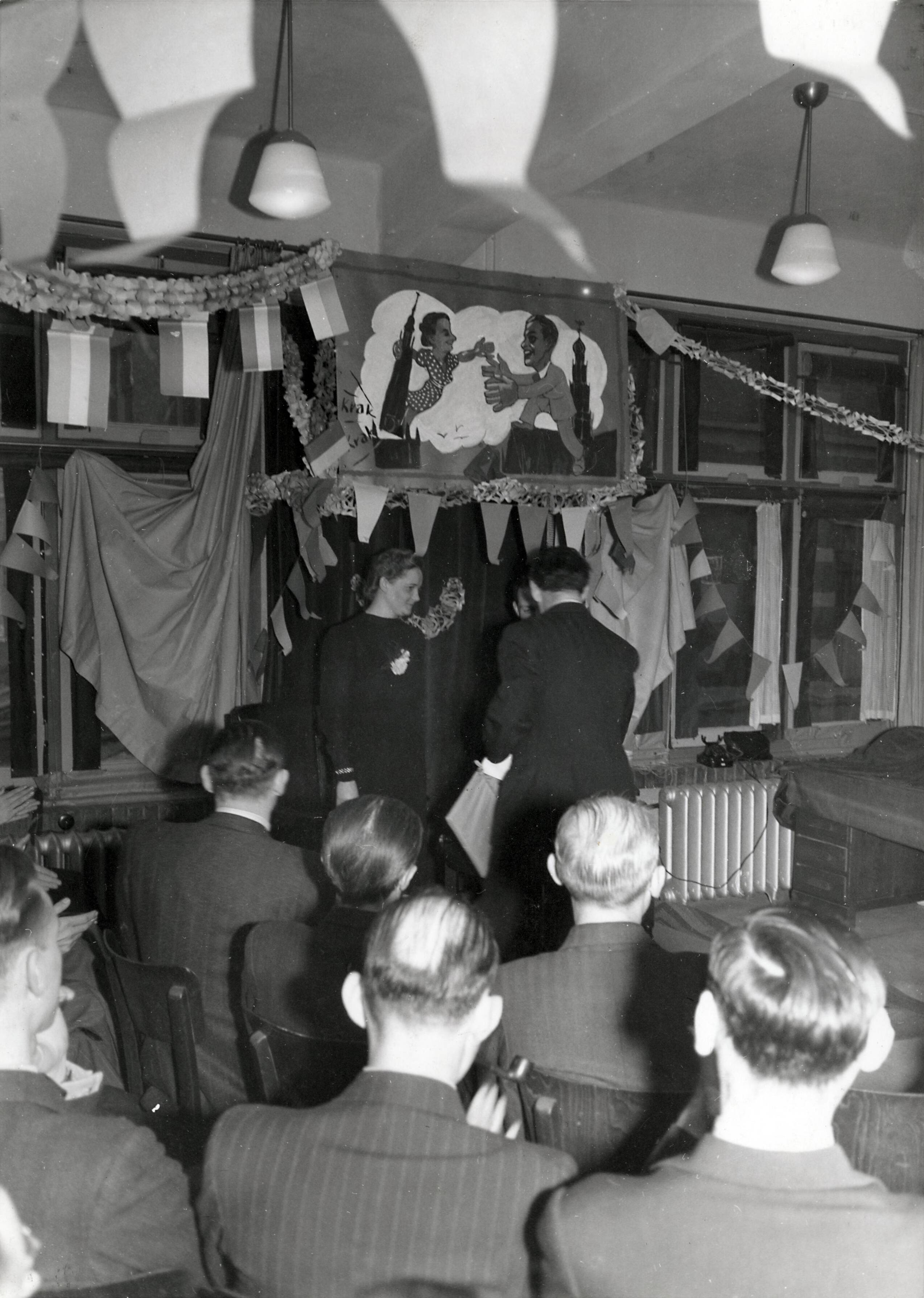 Collectie nader te bepalen — Drukkerij N.V. De Spaarnestad [receptie] — Foto: Fotograaf Onbekend / Fotobureau onbekend / Spaarnestad Photo (05887). Licentie: Set B: Rechtenvrij / Publiek Domein. Bron: Nationaal Archief. http://hdl.handle.net/10648/35429da6-3b74-a382-e063-6df0900a6686