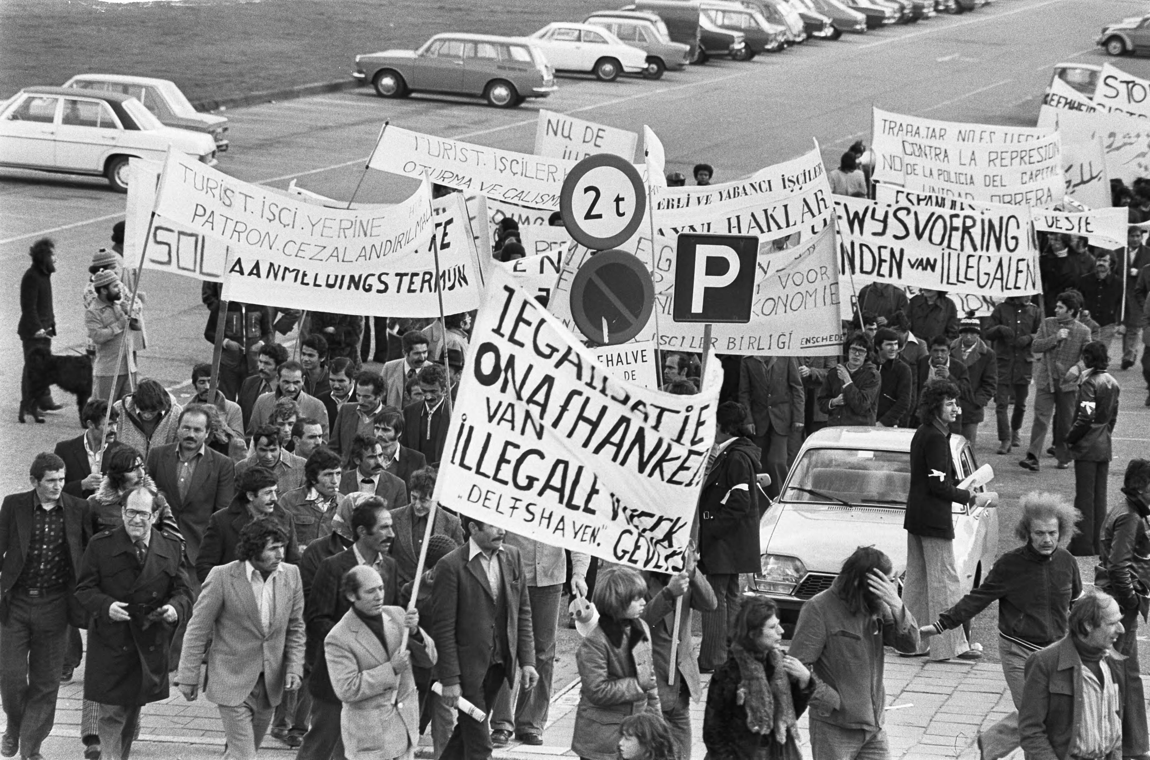 Fotocollectie Anefo — Buitenlandse werknemers demonstreren in Den Haag tegen regularisatie; overzicht demonstratie — Foto: Bogaerts, Rob / Anefo. Licentie: Set B: Rechtenvrij / Publiek Domein. Bron: Nationaal Archief. http://hdl.handle.net/10648/ac742160-d0b4-102d-bcf8-003048976d84