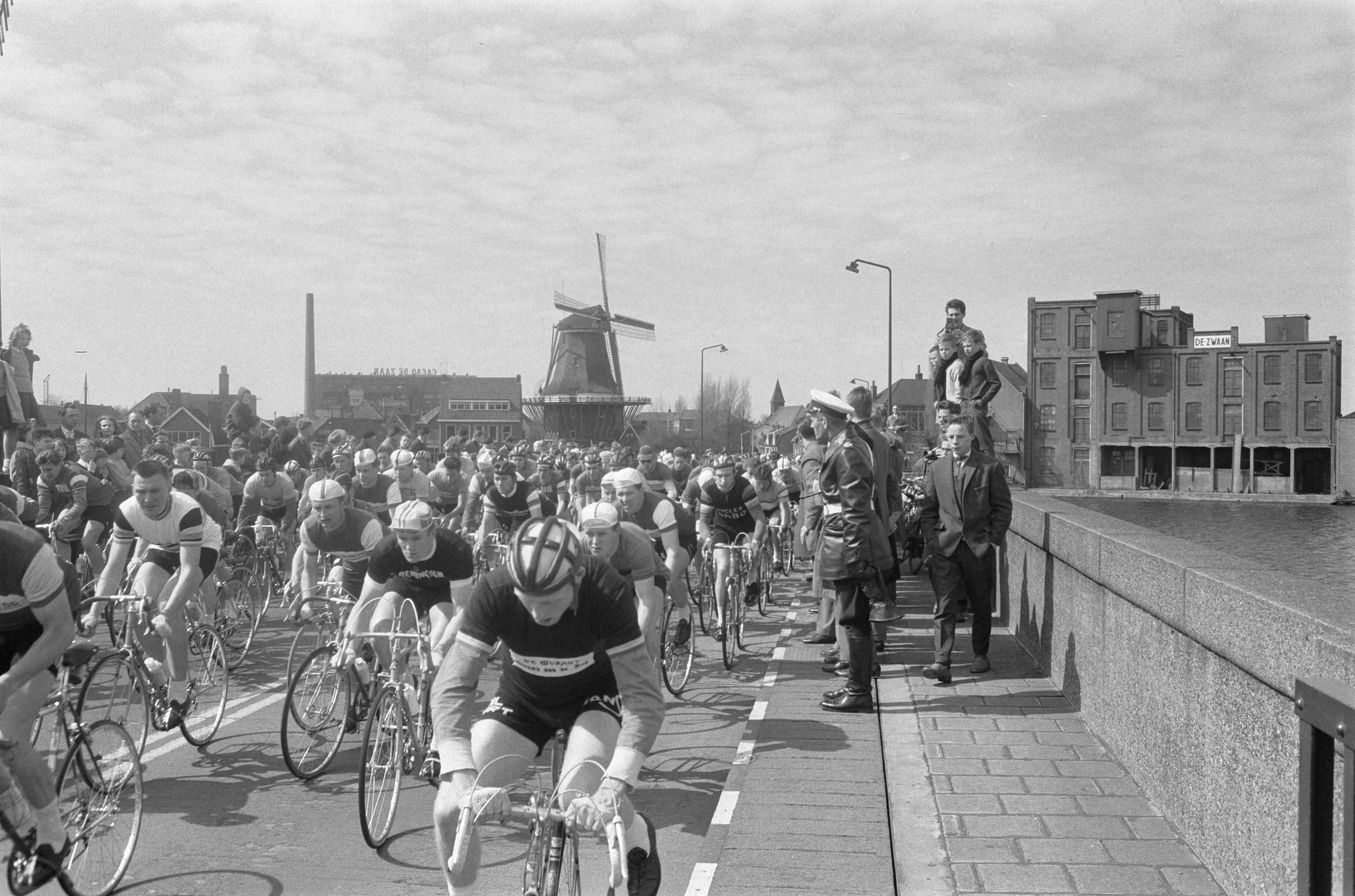 Fotocollectie Anefo — Wielrennen. Ronde van Noord-Holland. Doorkomst van het peloton te Zaandijk — Foto: Pot, Harry / Anefo. Licentie: Set B: Rechtenvrij / Publiek Domein. Bron: Nationaal Archief. http://hdl.handle.net/10648/a9d05f64-d0b4-102d-bcf8-003048976d84
