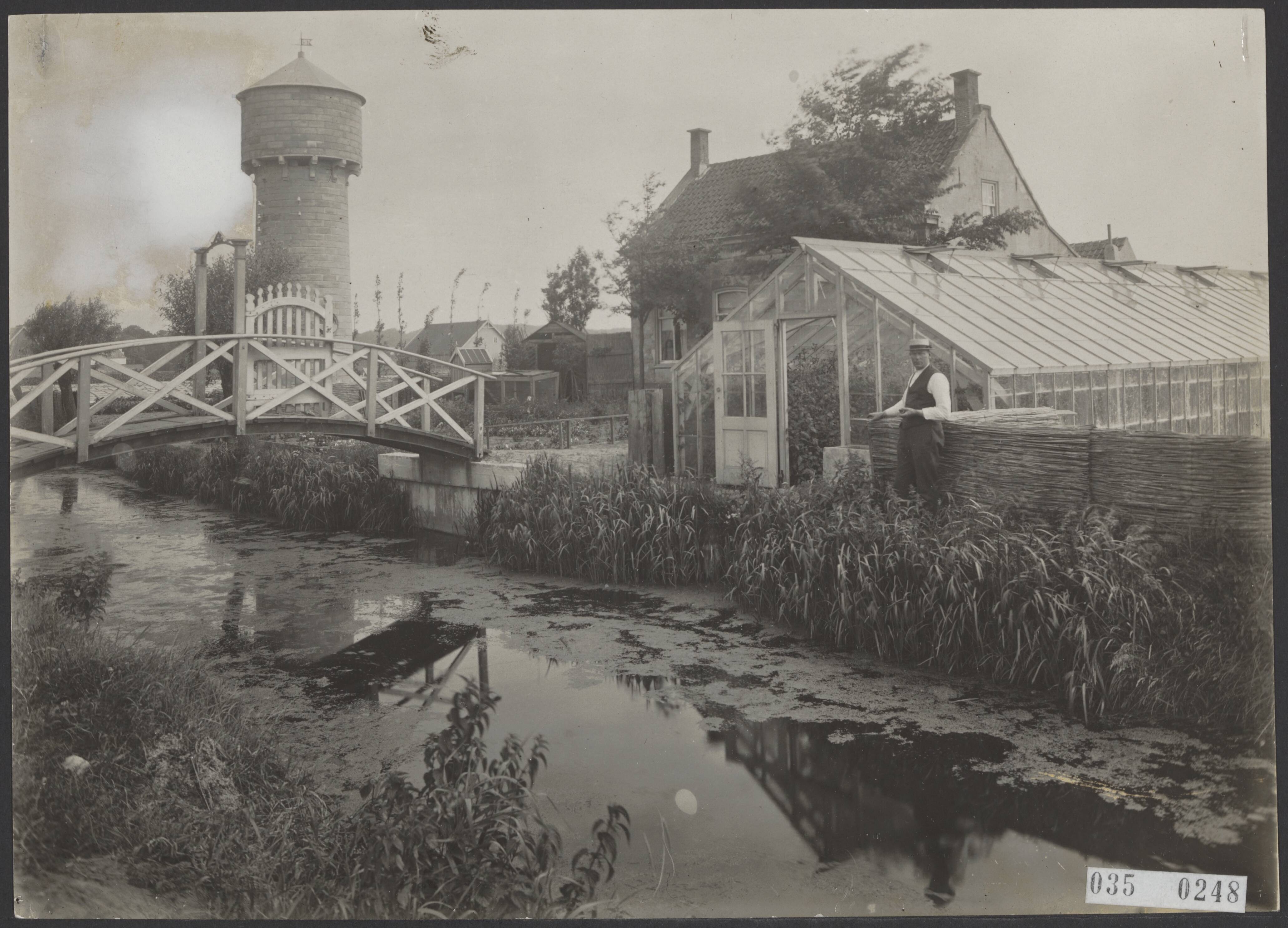 Fotocollectie Elsevier Binnenland — Kwekerij te Loosduinen in het Westland — Foto: Onbekend / Publiek Domein of Rechtenvrij. Licentie: Set B: Rechtenvrij / Publiek Domein. Bron: Nationaal Archief. http://hdl.handle.net/10648/adea1d6a-d0b4-102d-bcf8-003048976d84