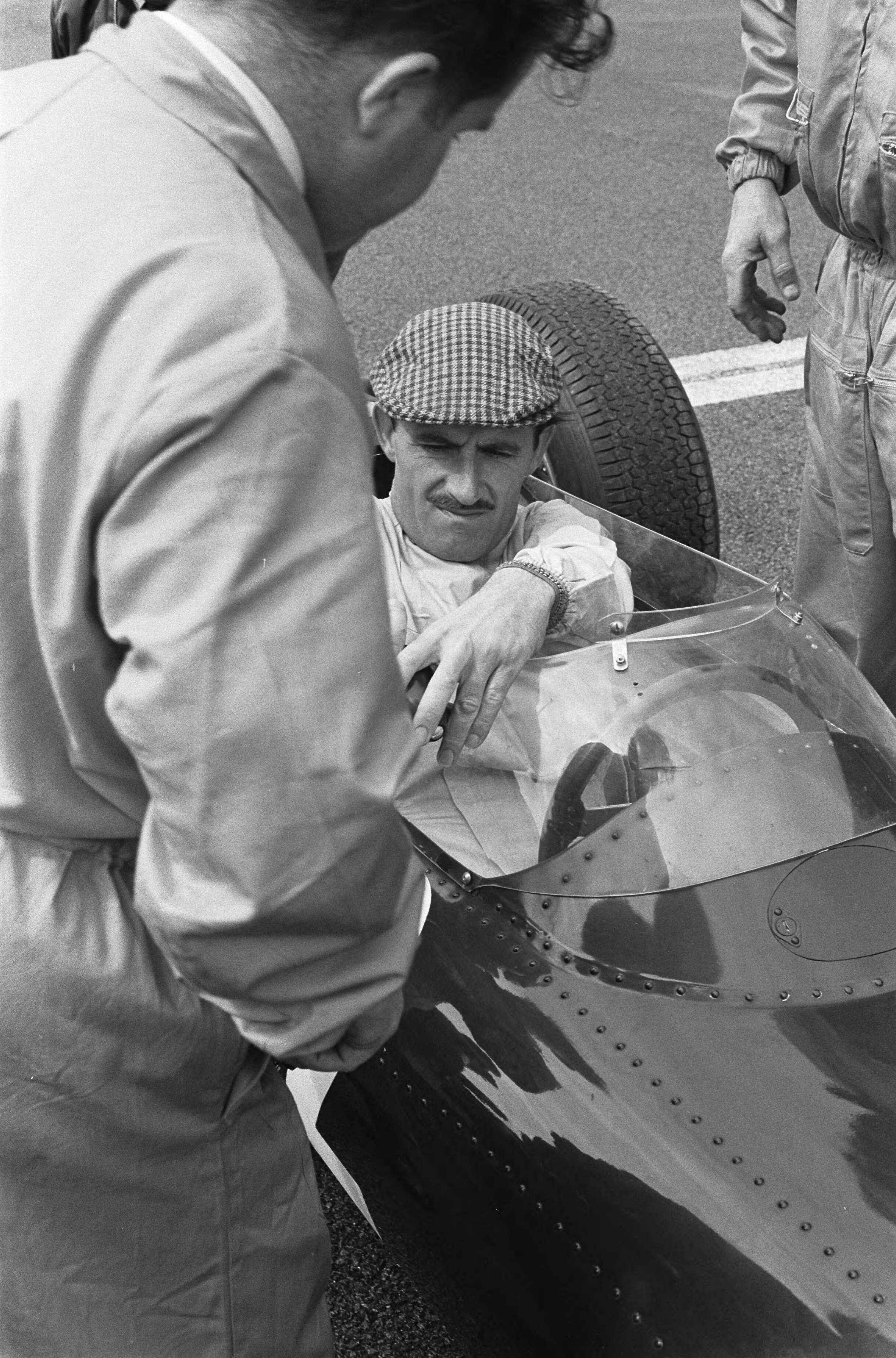 Fotocollectie Anefo — Grand Prix te Zandvoort. Voor de start — Foto: Pot, Harry / Anefo. Licentie: Set B: Rechtenvrij / Publiek Domein. Bron: Nationaal Archief. http://hdl.handle.net/10648/aa3bf1e8-d0b4-102d-bcf8-003048976d84