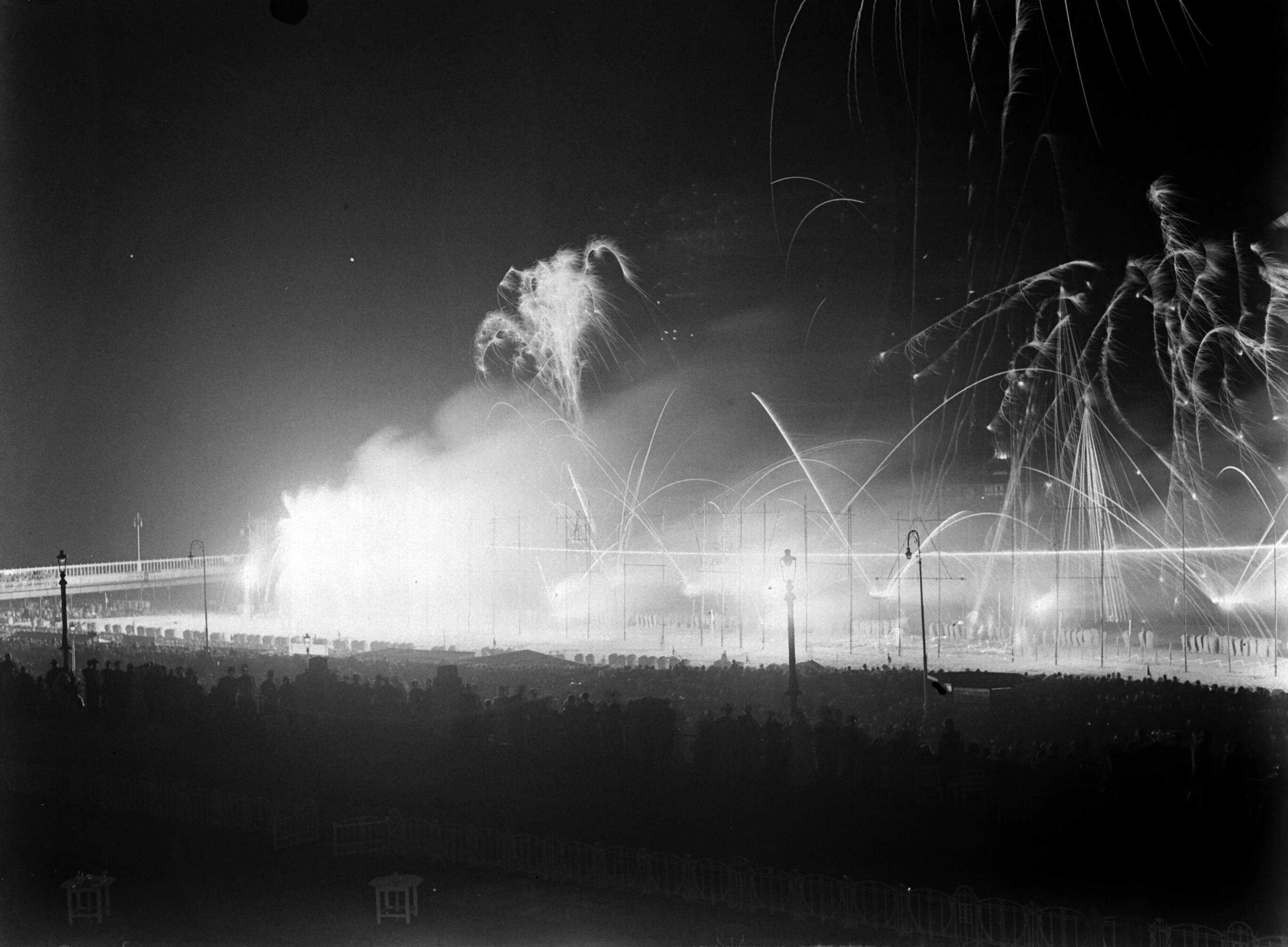 Scheveningen. — Vuurwerk op de boulevard in Scheveningen — Foto: Poll, Willem van de. Licentie: Set B: Rechtenvrij / Publiek Domein. Bron: Nationaal Archief. http://hdl.handle.net/10648/ae9ad93e-d0b4-102d-bcf8-003048976d84