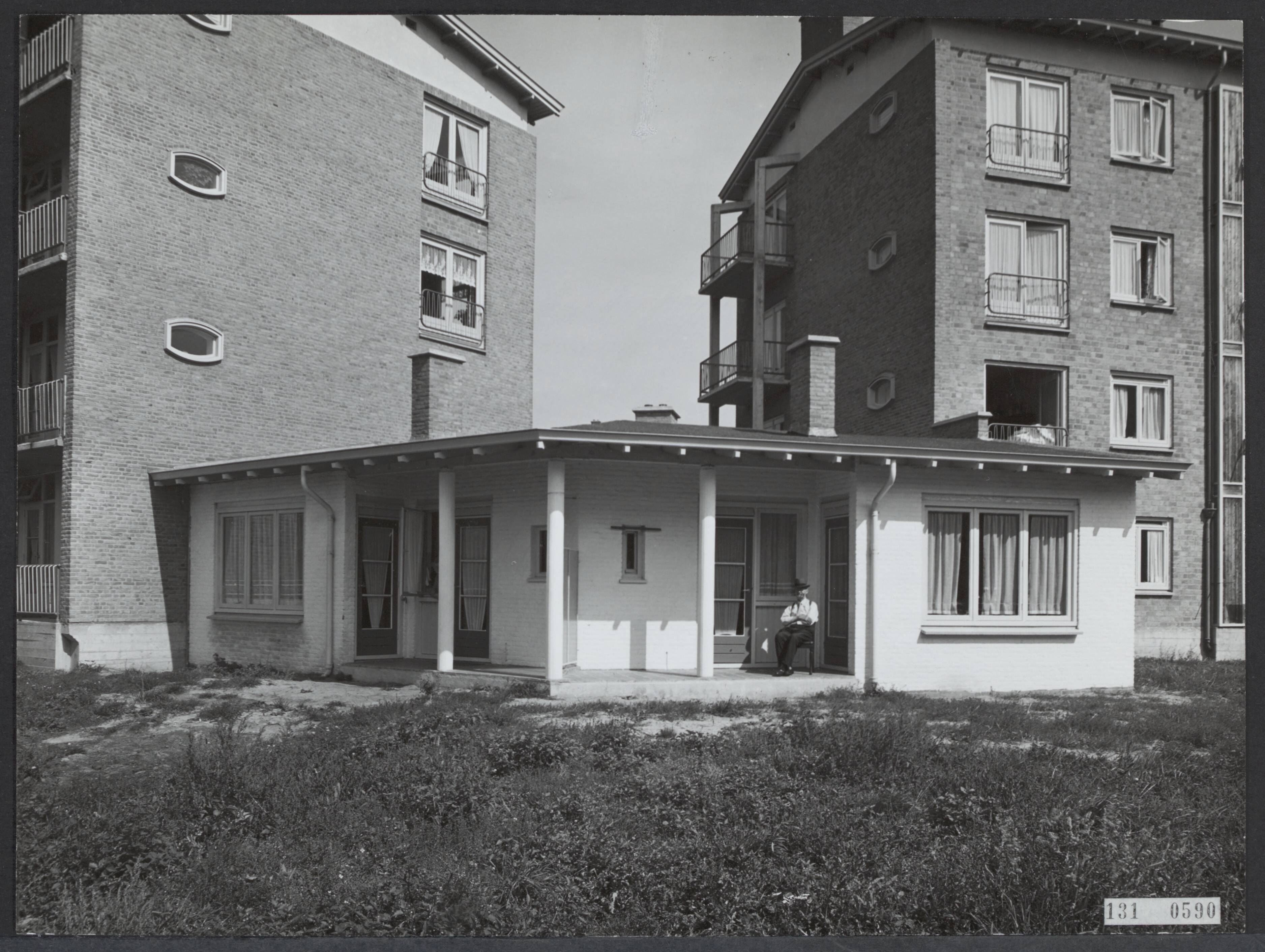 Fotocollectie Rijksvoorlichtingsdienst Eigen — Bejaardenwoningen. Rechterenstraat. 's-Gravenhage. Arch. J. A. Lucas. Bouwjaar 1950/1952 — Foto: Fotodienst Gemeente Den Haag. Licentie: Set B: Rechtenvrij / Publiek Domein. Bron: Nationaal Archief. http://hdl.handle.net/10648/af4fc61e-d0b4-102d-bcf8-003048976d84
