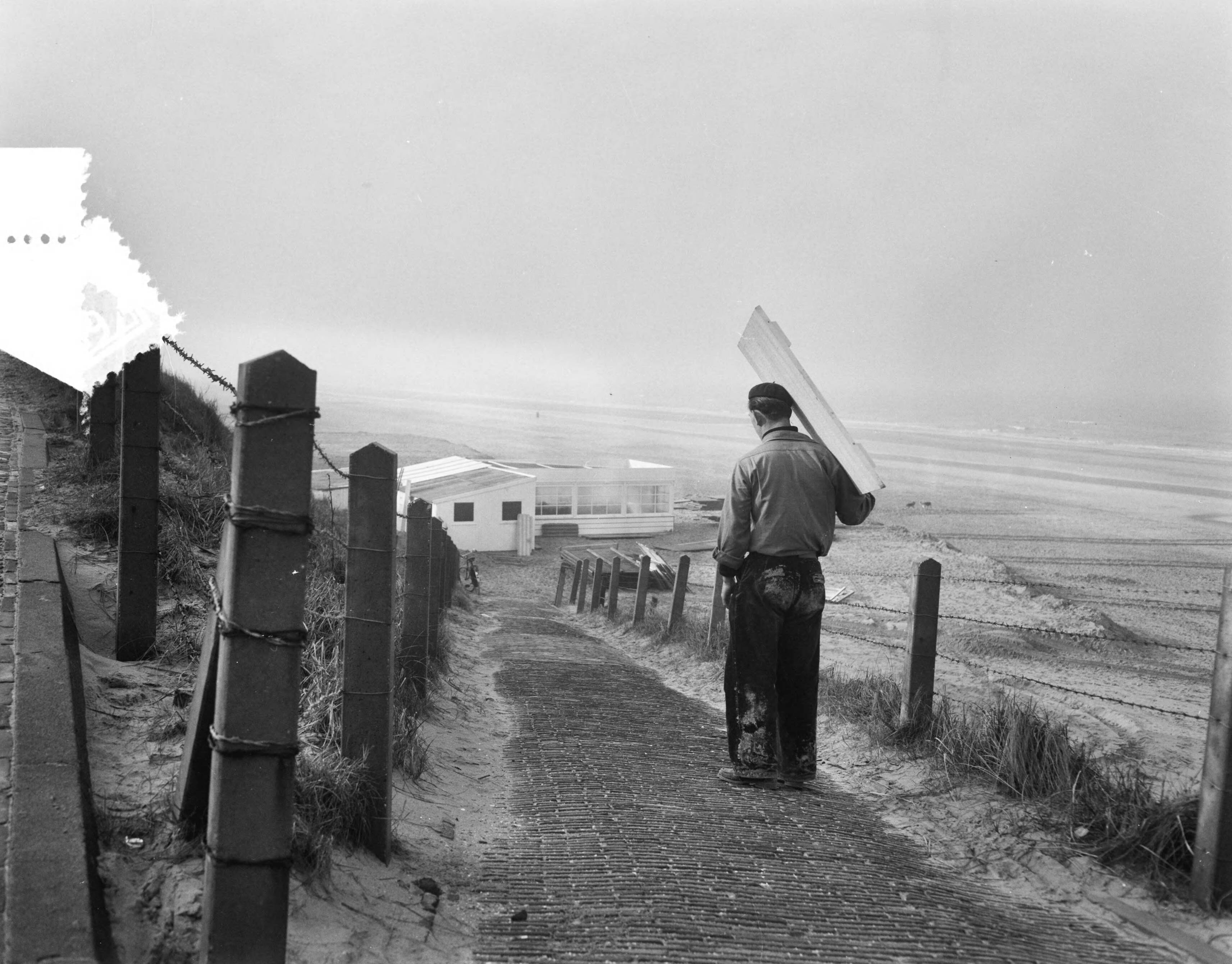 Fotocollectie Anefo — Opbouw strandtenten te Zandvoort — Foto: Pot, Harry / Anefo. Licentie: Set B: Rechtenvrij / Publiek Domein. Bron: Nationaal Archief. http://hdl.handle.net/10648/ad7869ae-d0b4-102d-bcf8-003048976d84