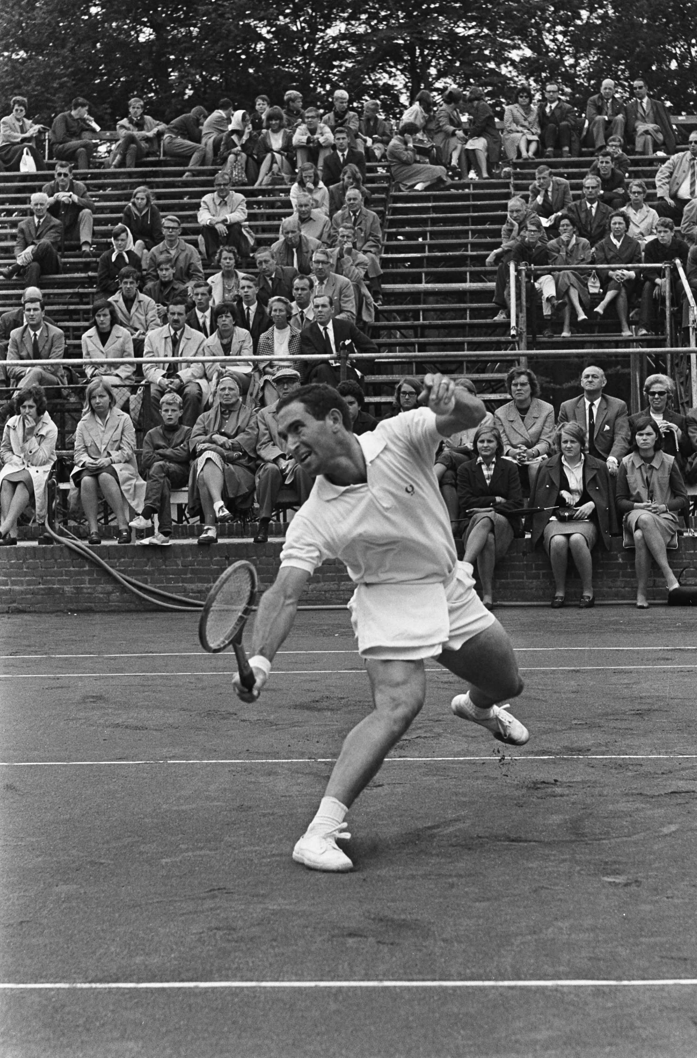 Fotocollectie Anefo — Internationale tenniskampioenschappen op 't Melkhuisje in Hilversum, Allen Fox (USA) in actie tegen Neale Fraser — Foto: Koch, Eric / Anefo. Licentie: Set B: Rechtenvrij / Publiek Domein. Bron: Nationaal Archief. http://hdl.handle.net/10648/aab5d134-d0b4-102d-bcf8-003048976d84