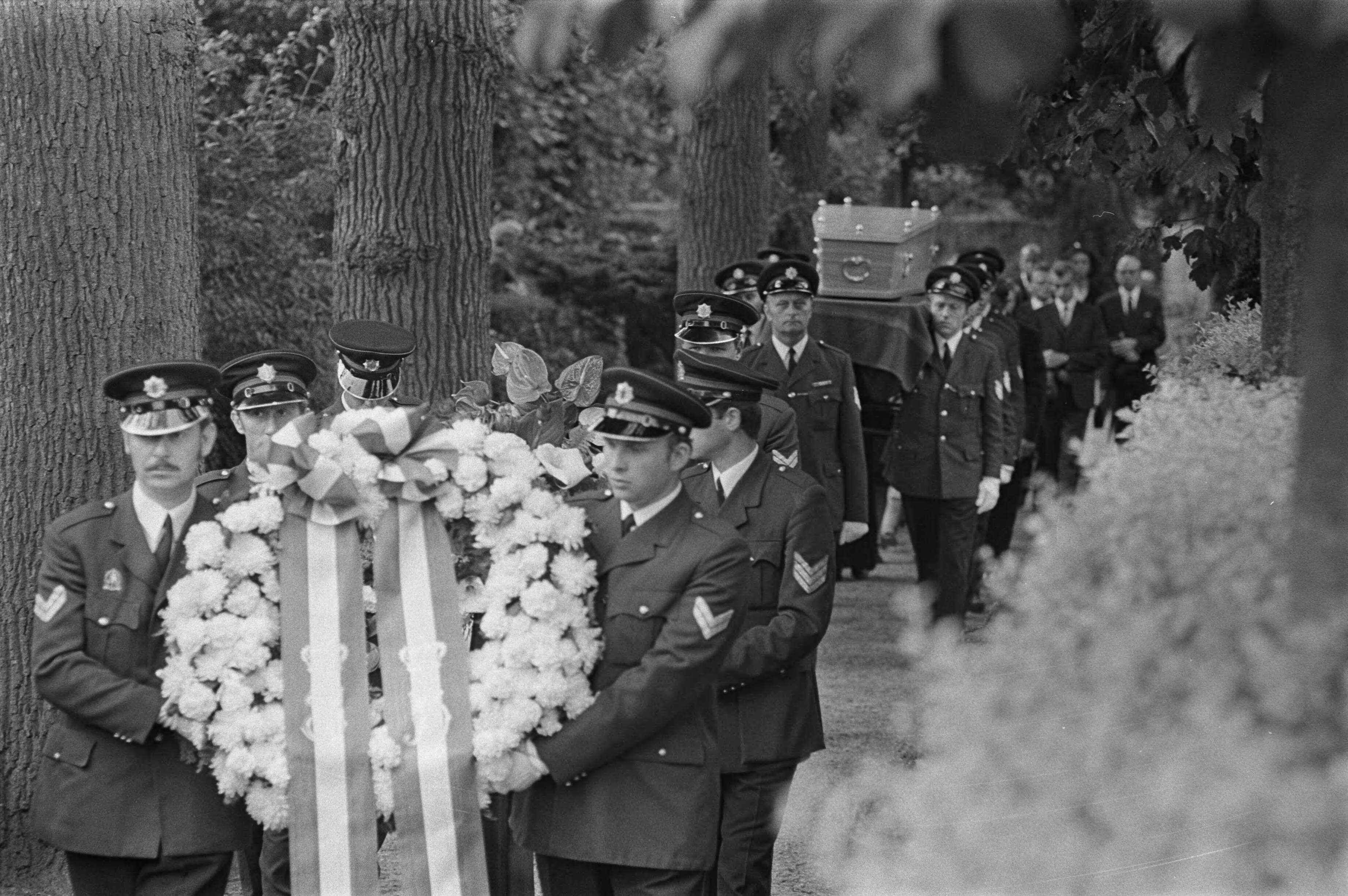 Fotocollectie Anefo — Hoofdagent J. Moolenaar , die gedood is bij gewapende overval door Zuid-Molukkers op woning Indonesische ambasadeur is met korpseer begraven, Wassenaar; stoet — Foto: Evers, Joost / Anefo. Licentie: Set B: Rechtenvrij / Publiek Domein. Bron: Nationaal Archief. http://hdl.handle.net/10648/aba24276-d0b4-102d-bcf8-003048976d84
