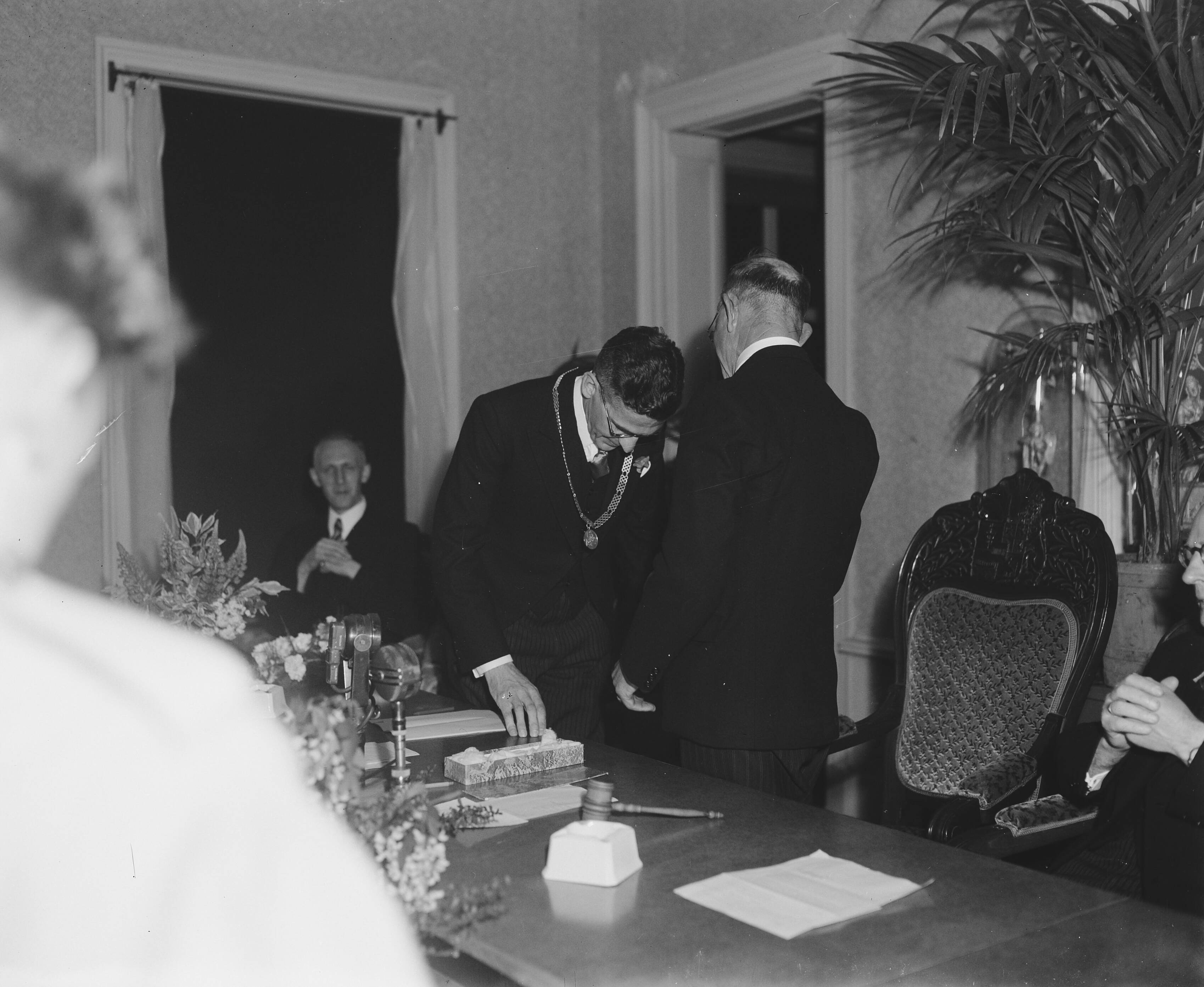 Fotocollectie Anefo — Installatie nieuwe burgemeester van Zaandam, Wim Thomassen — Foto: Merk, Ben / Anefo. Licentie: Set B: Rechtenvrij / Publiek Domein. Bron: Nationaal Archief. http://hdl.handle.net/10648/a8b70164-d0b4-102d-bcf8-003048976d84