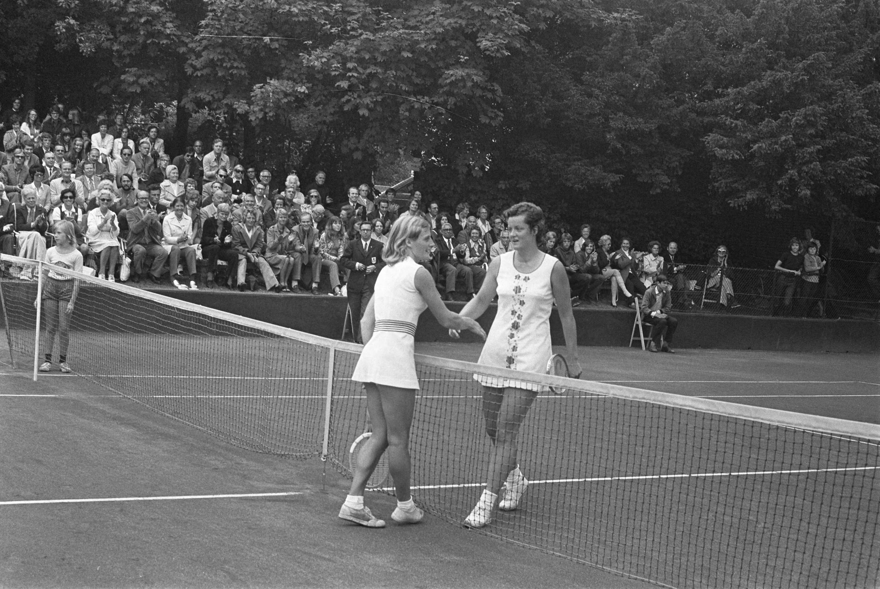 Fotocollectie Anefo — Internationale tenniskampioenschappen Melkhuisje te Hilversum. Betty Stöve (rechts) wordt gefeliciteerd door Marijke Schaar — Foto: Punt, W. / Anefo. Licentie: Set B: Rechtenvrij / Publiek Domein. Bron: Nationaal Archief. http://hdl.handle.net/10648/abf101fe-d0b4-102d-bcf8-003048976d84