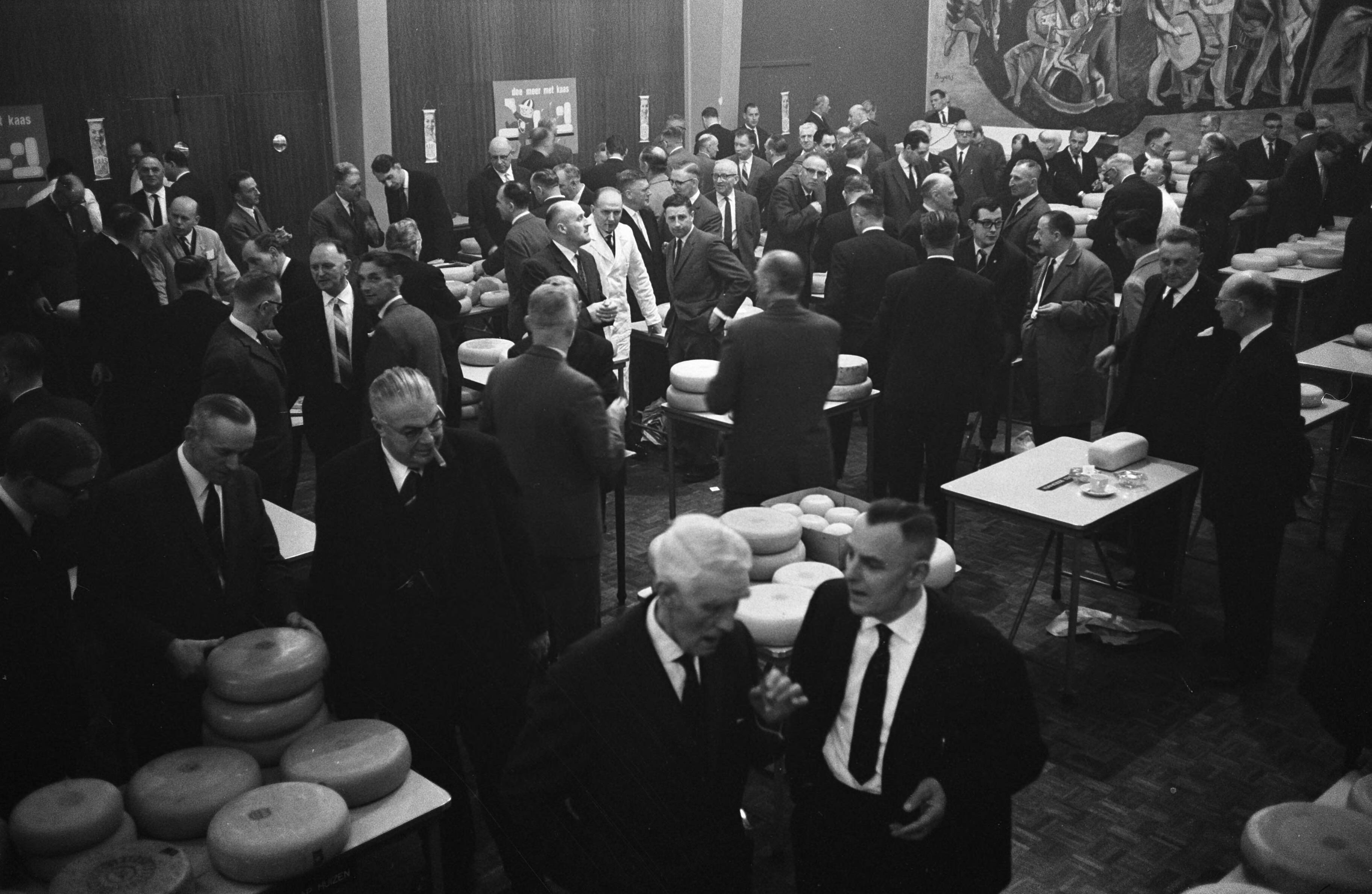 Fotocollectie Anefo — [Opdracht Nederlandse Vereniging van Kaasexporteurs , Zwarteweg 25 Den Haag ] Kaaskeuring — Foto: Broers, F.N. / Anefo. Licentie: Set B: Rechtenvrij / Publiek Domein. Bron: Nationaal Archief. http://hdl.handle.net/10648/aa343836-d0b4-102d-bcf8-003048976d84