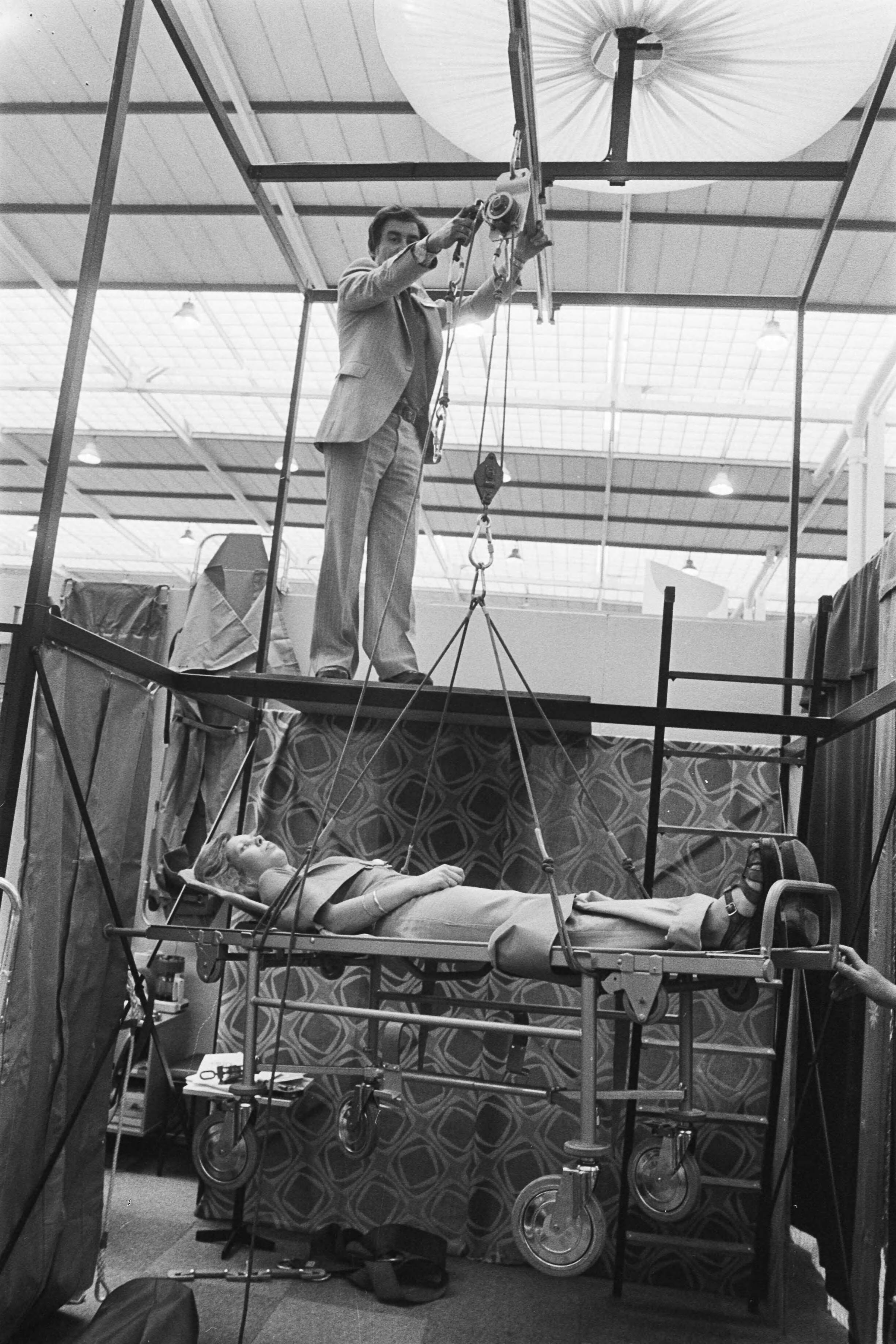 Fotocollectie Anefo — Medica 77 in Jaarbeurs Utrecht; een van de nouveauteiten; een reddingsevacueersysteem — Foto: Bogaerts, Rob / Anefo. Licentie: Set B: Rechtenvrij / Publiek Domein. Bron: Nationaal Archief. http://hdl.handle.net/10648/ac9b2134-d0b4-102d-bcf8-003048976d84