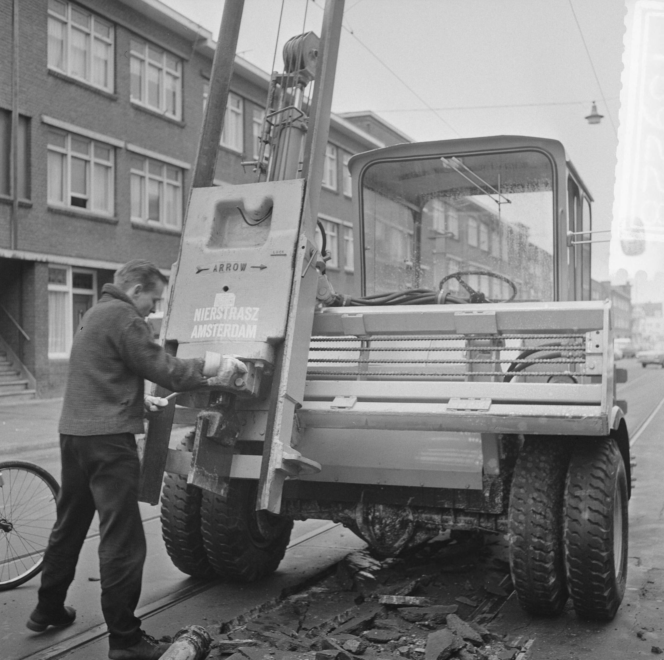 Fotocollectie Anefo — Opdracht Nierstratz, betonsplijtmachine in Den Haag — Foto: Voets, Jan / Anefo. Licentie: Set B: Rechtenvrij / Publiek Domein. Bron: Nationaal Archief. http://hdl.handle.net/10648/aae07948-d0b4-102d-bcf8-003048976d84