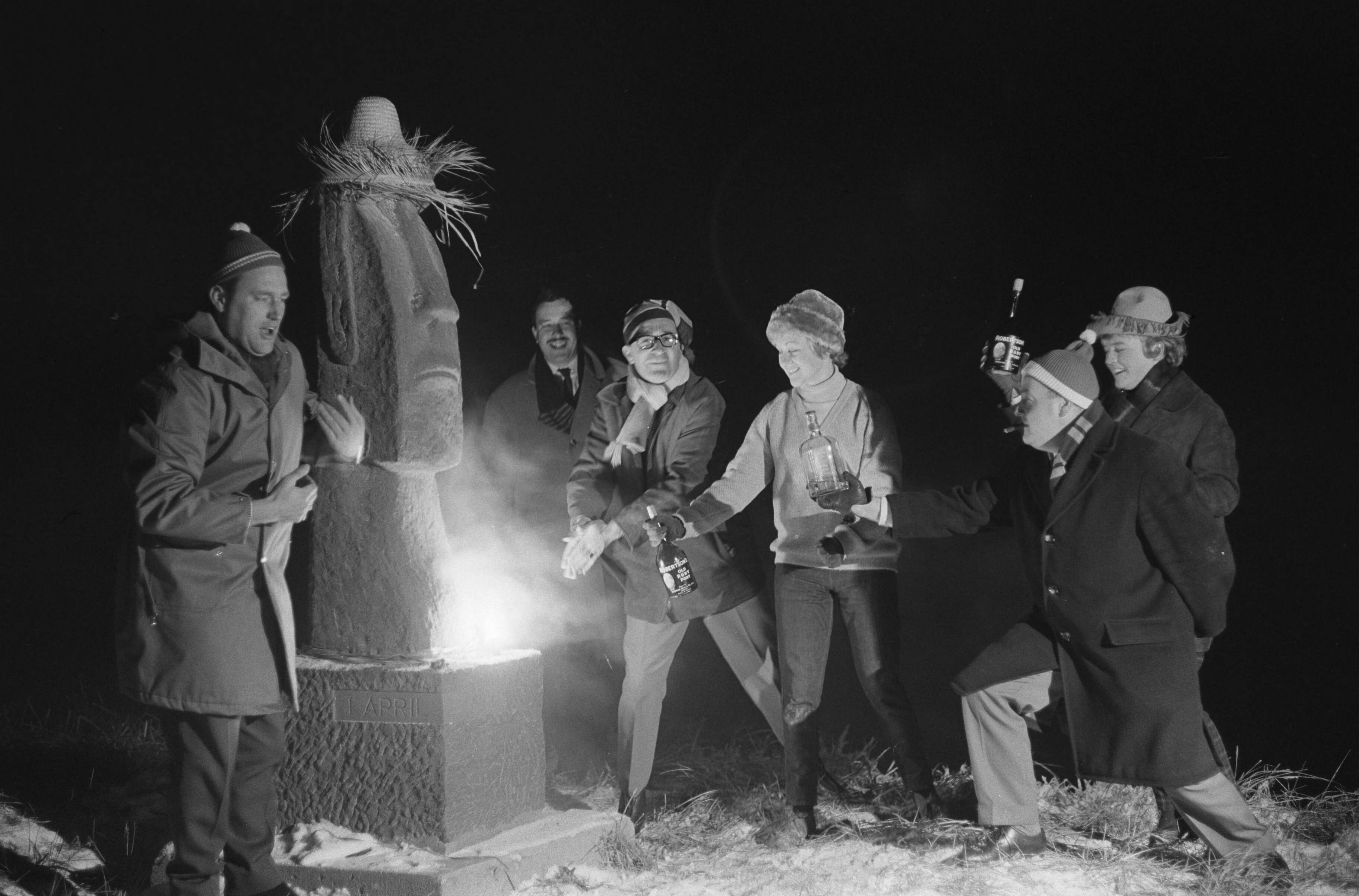 Fotocollectie Anefo — Jaarwisseling te Zandvoort bij het Paasbeeld — Foto: Pot, Harry / Anefo. Licentie: Set B: Rechtenvrij / Publiek Domein. Bron: Nationaal Archief. http://hdl.handle.net/10648/aa247112-d0b4-102d-bcf8-003048976d84
