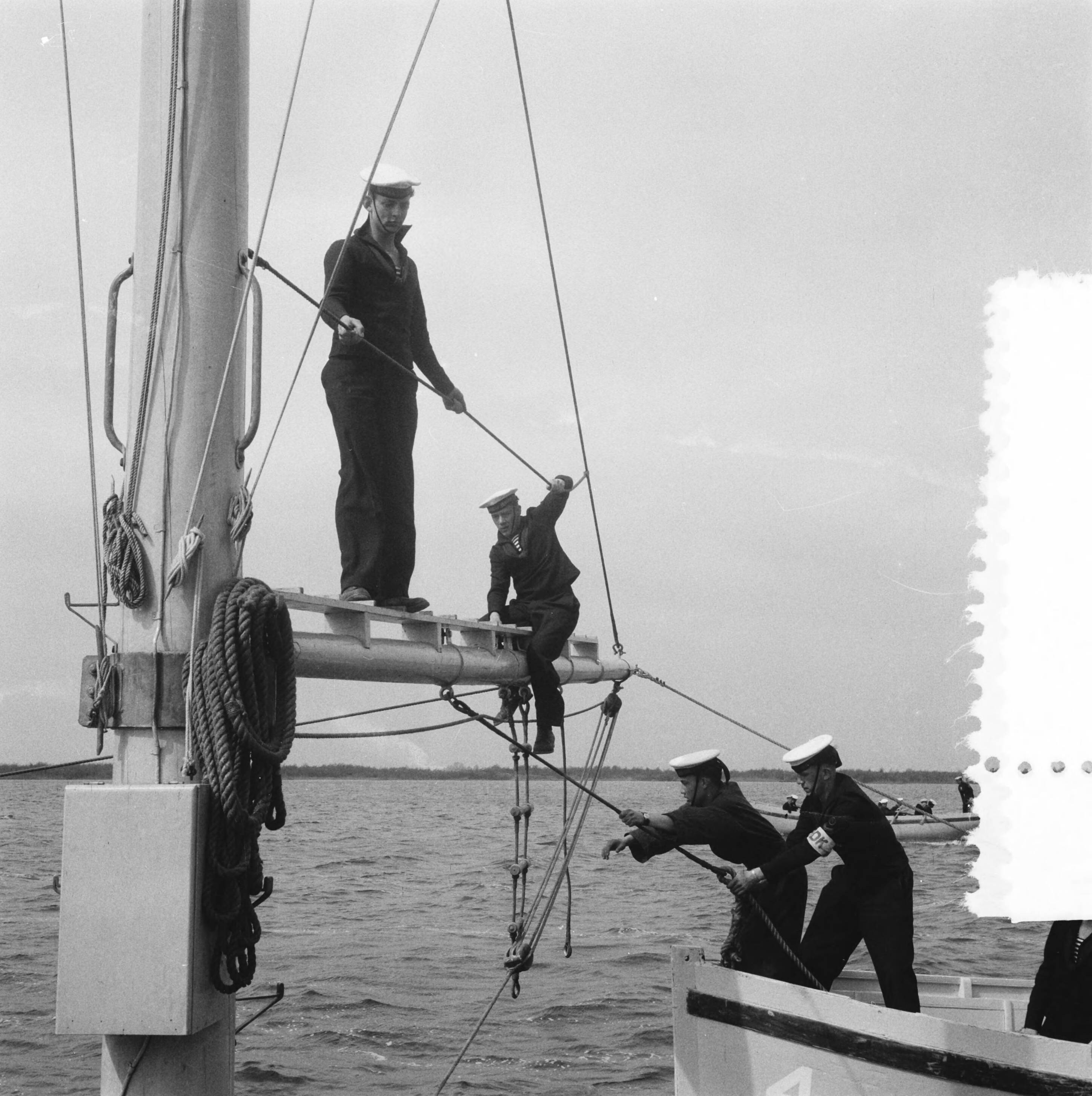 Fotocollectie Anefo — Opleidingscentrum MOC Hilversum bestaat 10 jaar. Matrozen op het water — Foto: Noske, J.D. / Anefo. Licentie: Set B: Rechtenvrij / Publiek Domein. Bron: Nationaal Archief. http://hdl.handle.net/10648/a9480646-d0b4-102d-bcf8-003048976d84