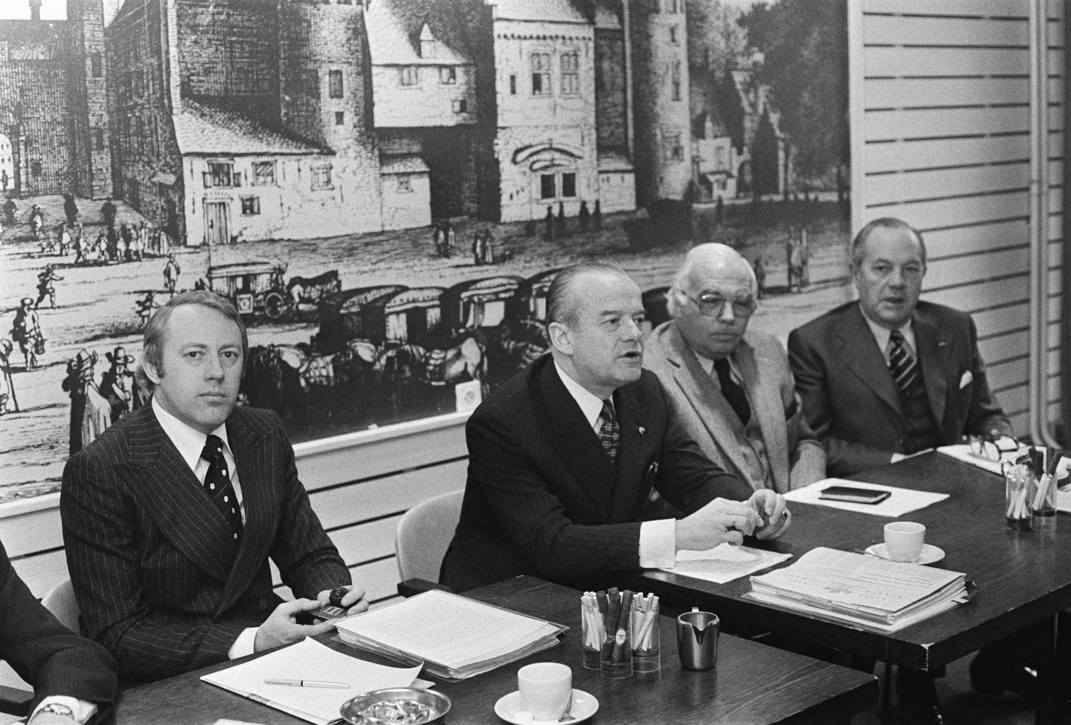Fotocollectie Anefo — Persconferentie Nationale Stichting tot exploitatie van casinospelen in Den Haag ; overzicht persconferentie — Foto: Verhoeff, Bert / Anefo. Licentie: Set B: Rechtenvrij / Publiek Domein. Bron: Nationaal Archief. http://hdl.handle.net/10648/ac7a0bd4-d0b4-102d-bcf8-003048976d84