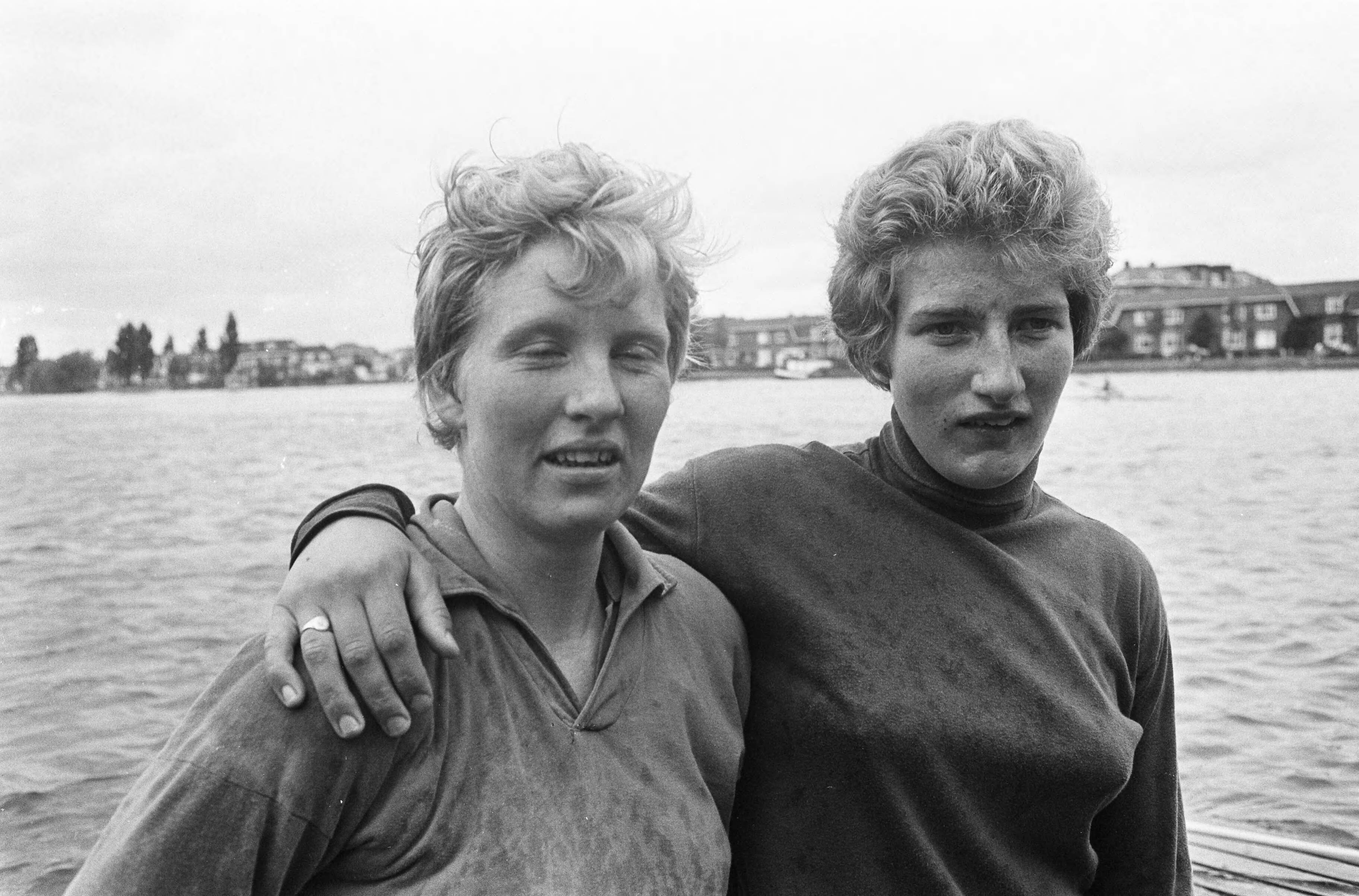 Internationale kanowedstrijden te Zaandam — Het nummer dames K.1 gewonnen door Thea Duif (links) en tweede Mieke Japies — Foto: Fotograaf Onbekend / Anefo. Licentie: Set B: Rechtenvrij / Publiek Domein. Bron: Nationaal Archief. http://hdl.handle.net/10648/ab1bbcce-d0b4-102d-bcf8-003048976d84