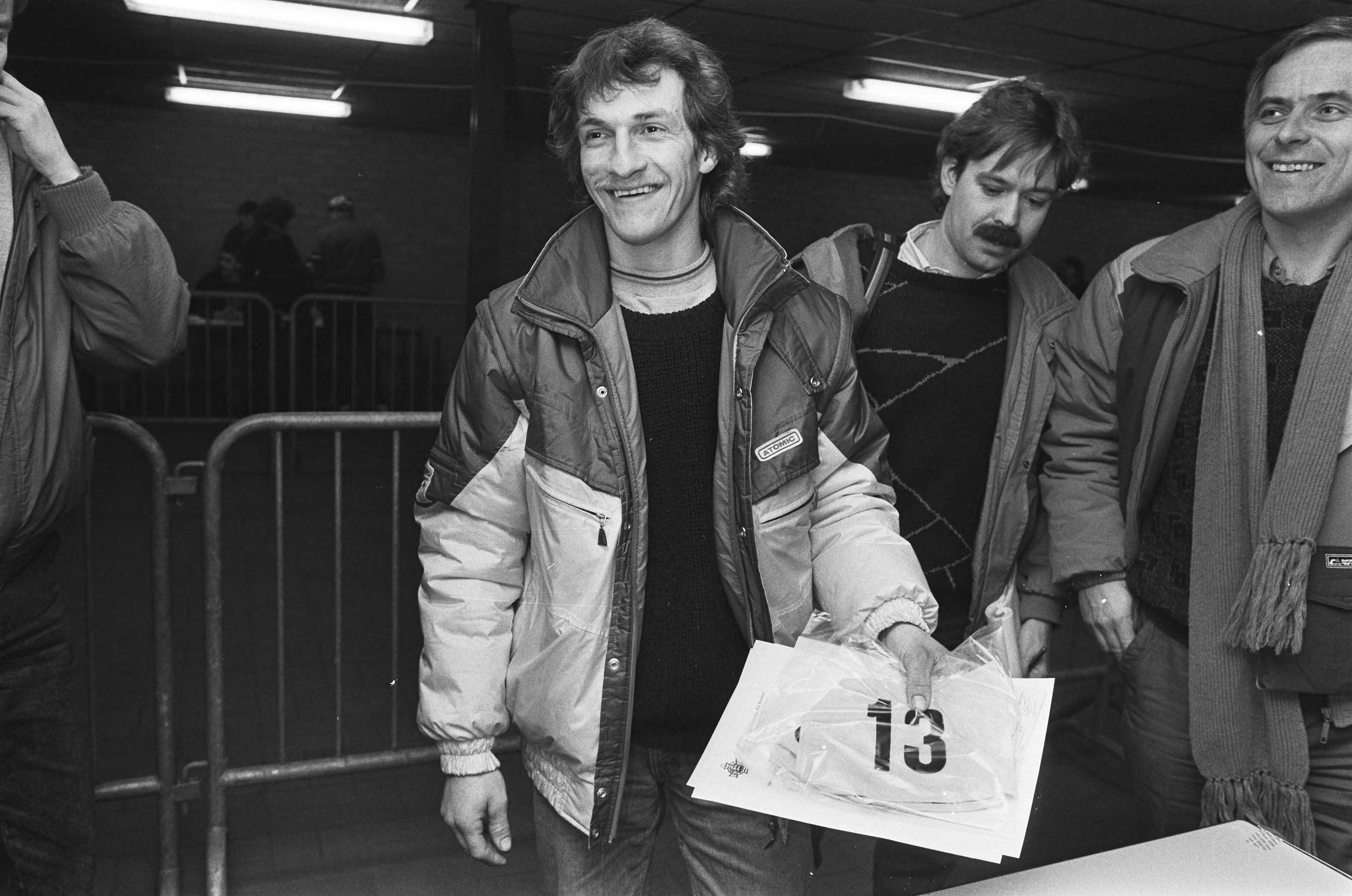 Elfstedentocht 1986 — Inschrijving 14e Elfstedentocht: winnaar van vorig jaar, Evert van Benthem, start met nr. 13 morgen — Foto: Croes, Rob C. / Anefo. Licentie: Set B: Rechtenvrij / Publiek Domein. Bron: Nationaal Archief. http://hdl.handle.net/10648/ad503fe2-d0b4-102d-bcf8-003048976d84