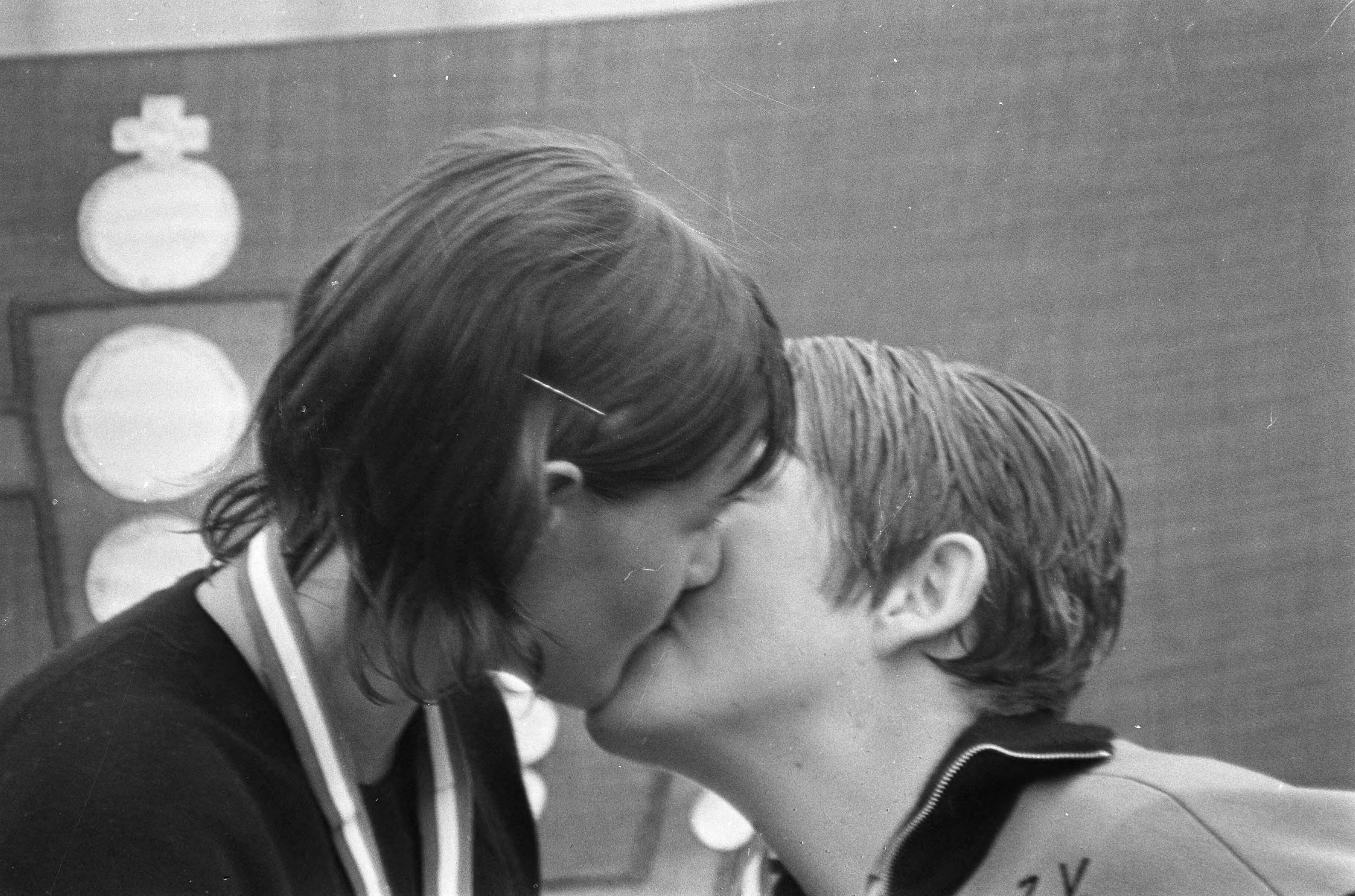 Nederlandse zwemkampioenschappen 1968 — Klenie Bimolt (rechts) kampioen 200 m schoolslag, wordt gefeliciteerd door Tineke van Rheenen — Foto: Fotograaf Onbekend / Anefo. Licentie: Set B: Rechtenvrij / Publiek Domein. Bron: Nationaal Archief. http://hdl.handle.net/10648/ab494108-d0b4-102d-bcf8-003048976d84