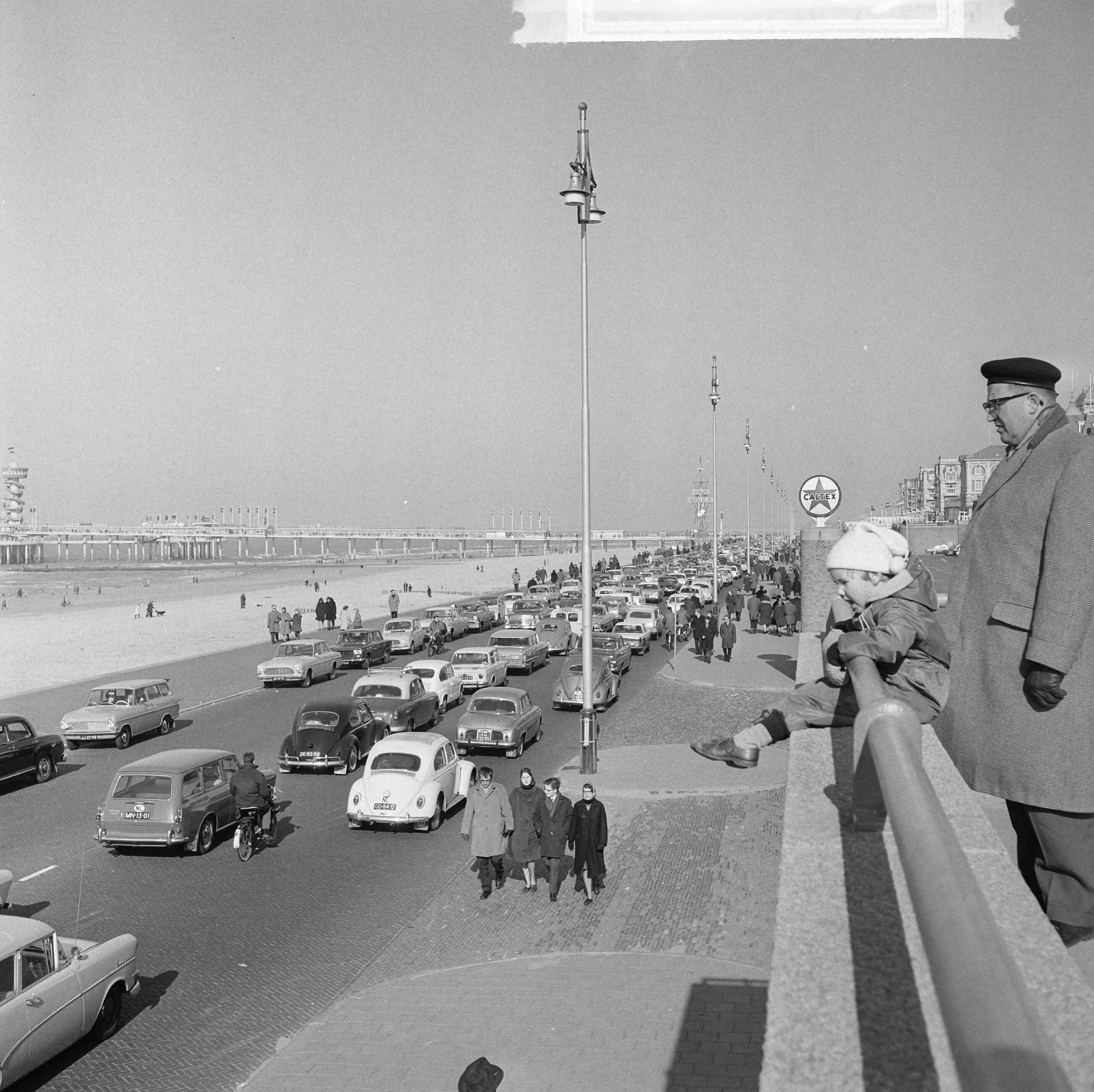Fotocollectie Anefo — Boulevard Scheveningen vol met "opuittrekkenden" bij warm weer — Foto: Smulders, Jean / Anefo. Licentie: Set B: Rechtenvrij / Publiek Domein. Bron: Nationaal Archief. http://hdl.handle.net/10648/aa60a98e-d0b4-102d-bcf8-003048976d84