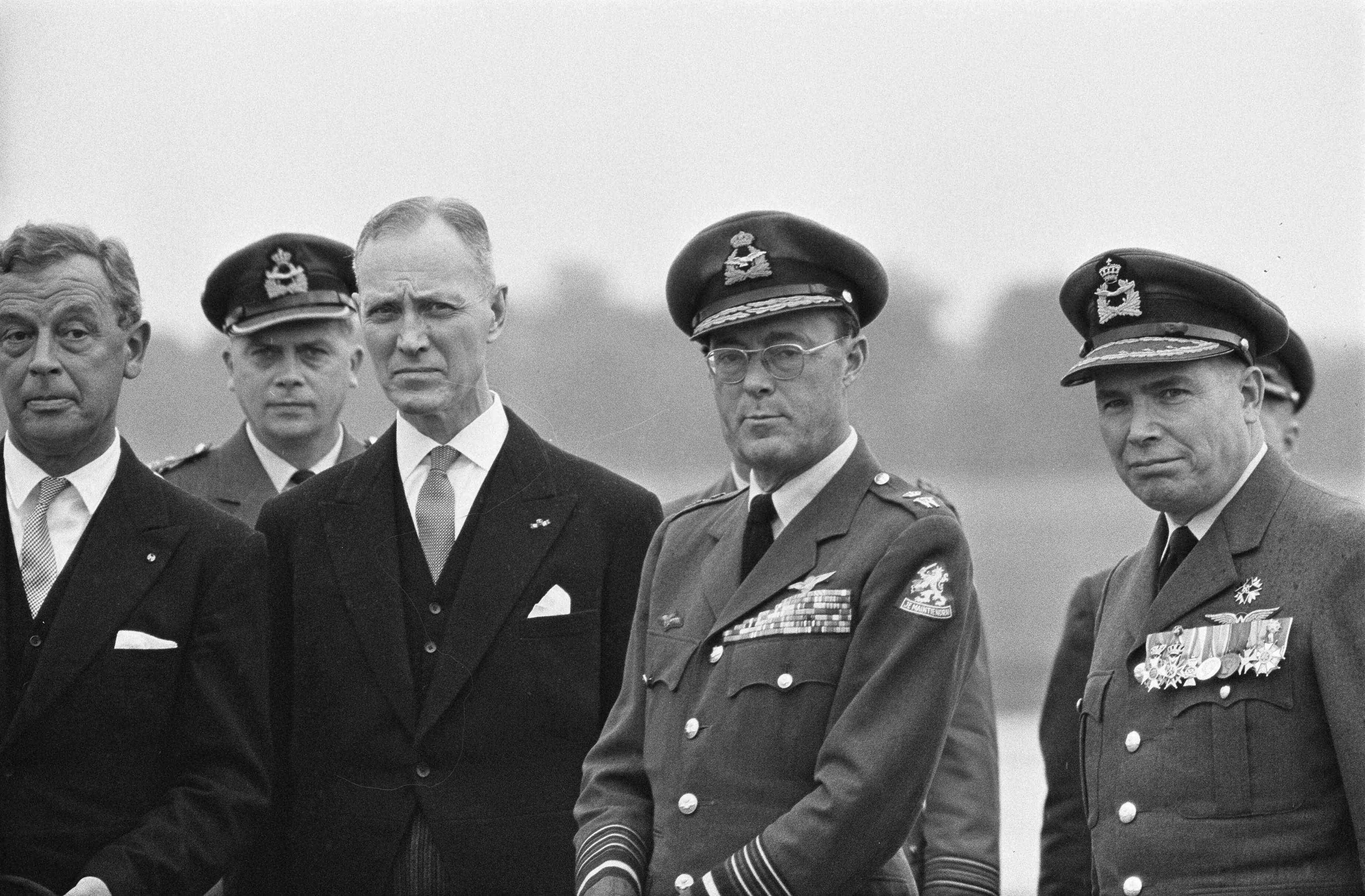 Fotocollectie Anefo — Vijftig jaar Koninklijke Luchtmacht. Defile op Soesterberg. Defilé, vlnr. minister Visser, staatssecfetris Calmeyer, prins Bernhard en luitenant-generaal Zielstra — Foto: Koch, Eric / Anefo. Licentie: Set B: Rechtenvrij / Publiek Domein. Bron: Nationaal Archief. http://hdl.handle.net/10648/aa3d3972-d0b4-102d-bcf8-003048976d84