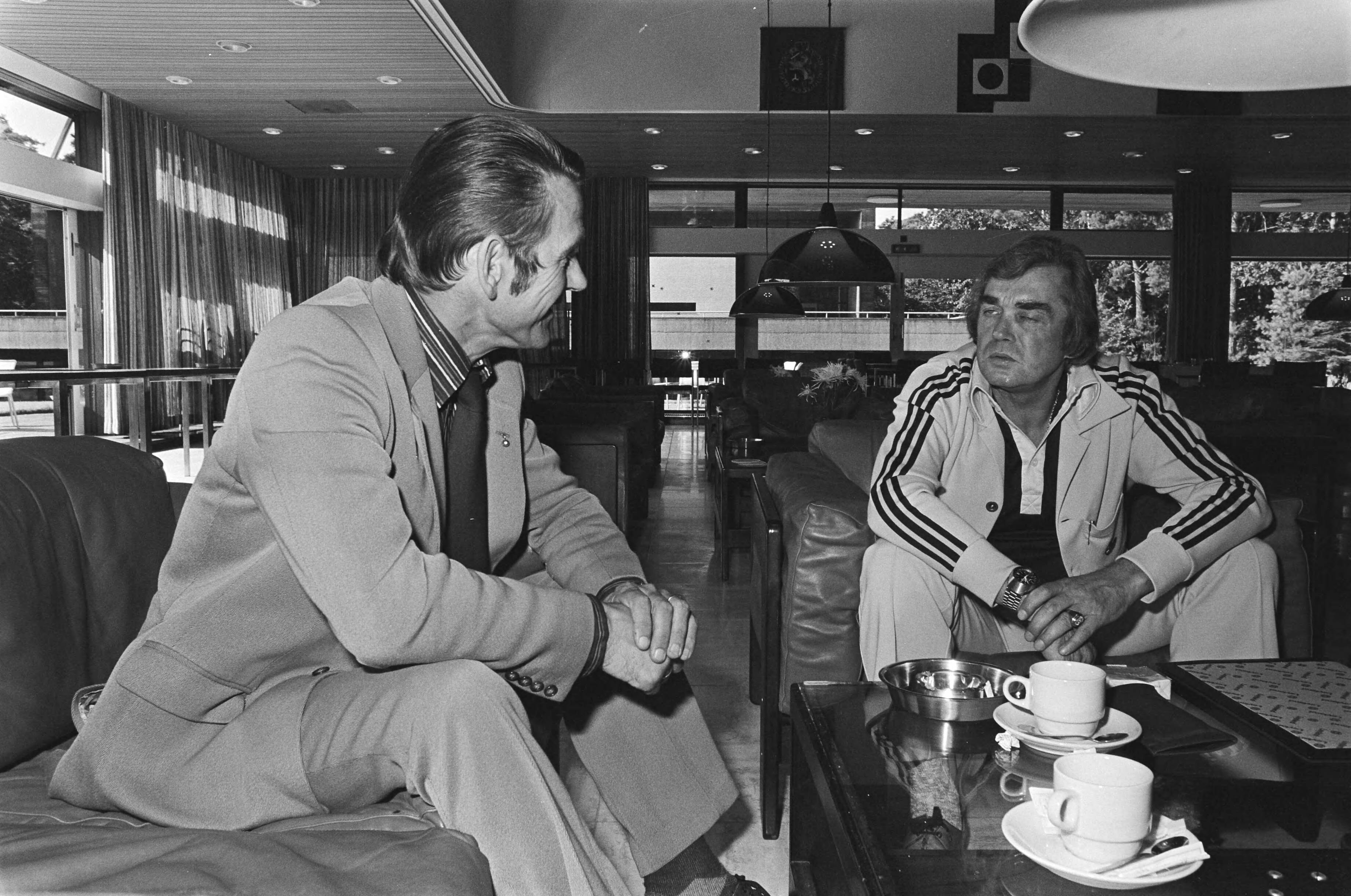 Fotocollectie Anefo — Selectie Nederlandse elftal in Zeist; Zwartkruis (l) in gesprek met Happel — Foto: Peters, Hans / Anefo. Licentie: Set B: Rechtenvrij / Publiek Domein. Bron: Nationaal Archief. http://hdl.handle.net/10648/aca1d6f0-d0b4-102d-bcf8-003048976d84