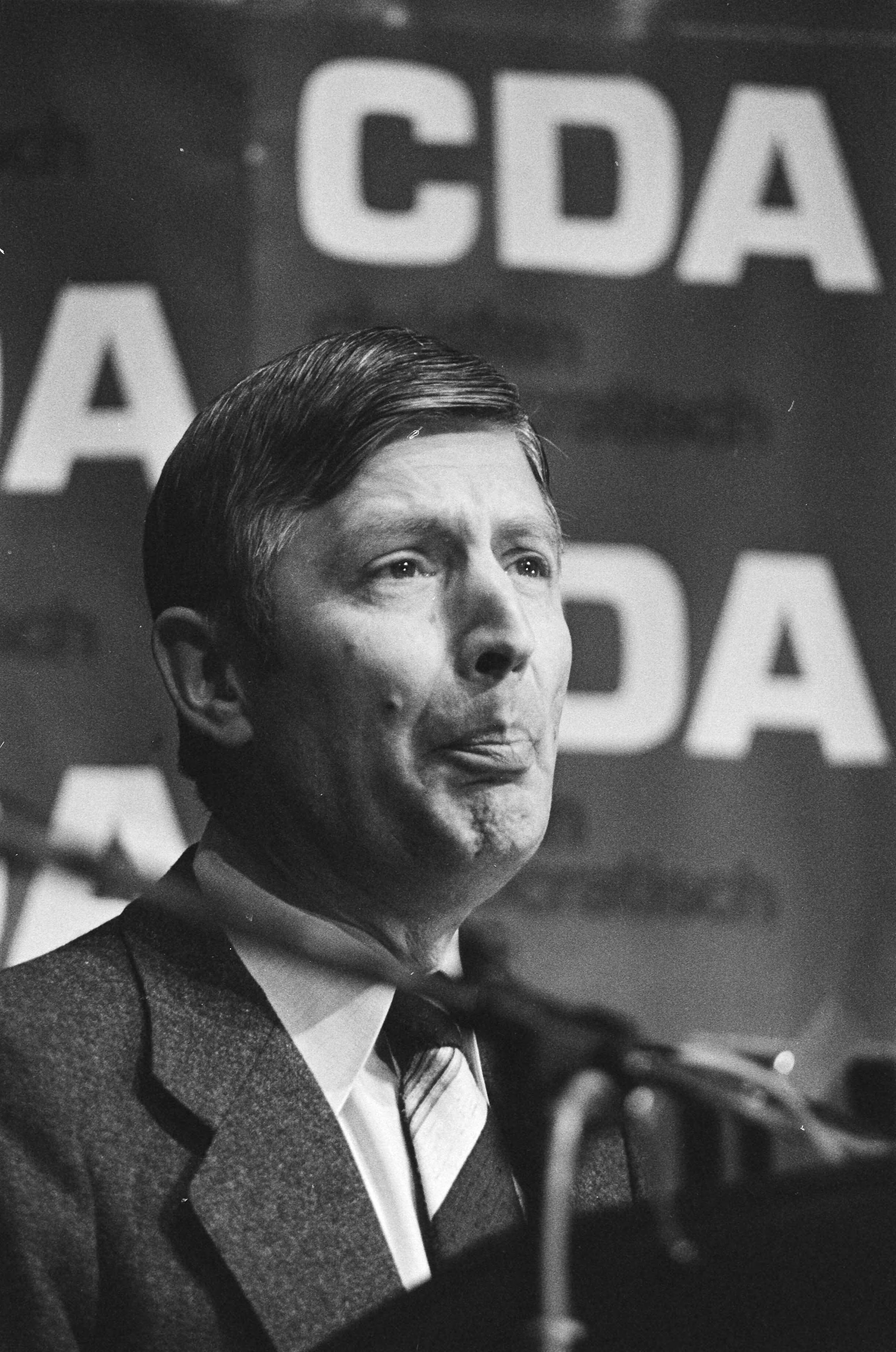 Fotocollectie Anefo — CDA-congres Den Haag ; Van Agt tijdens slotrede — Foto: Dijk, Hans van / Anefo. Licentie: Set B: Rechtenvrij / Publiek Domein. Bron: Nationaal Archief. http://hdl.handle.net/10648/acc2cad6-d0b4-102d-bcf8-003048976d84